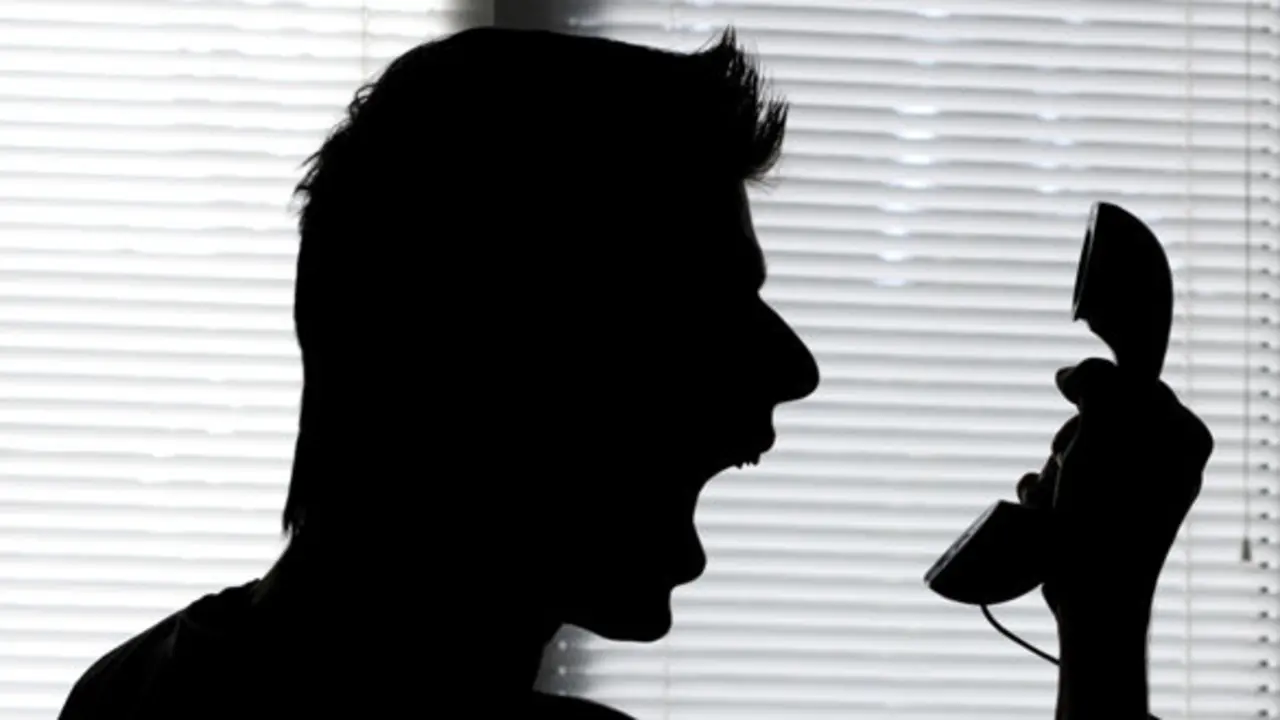 Un hombre cabreado hablando por tel&eacute;fono. ARCHIVO