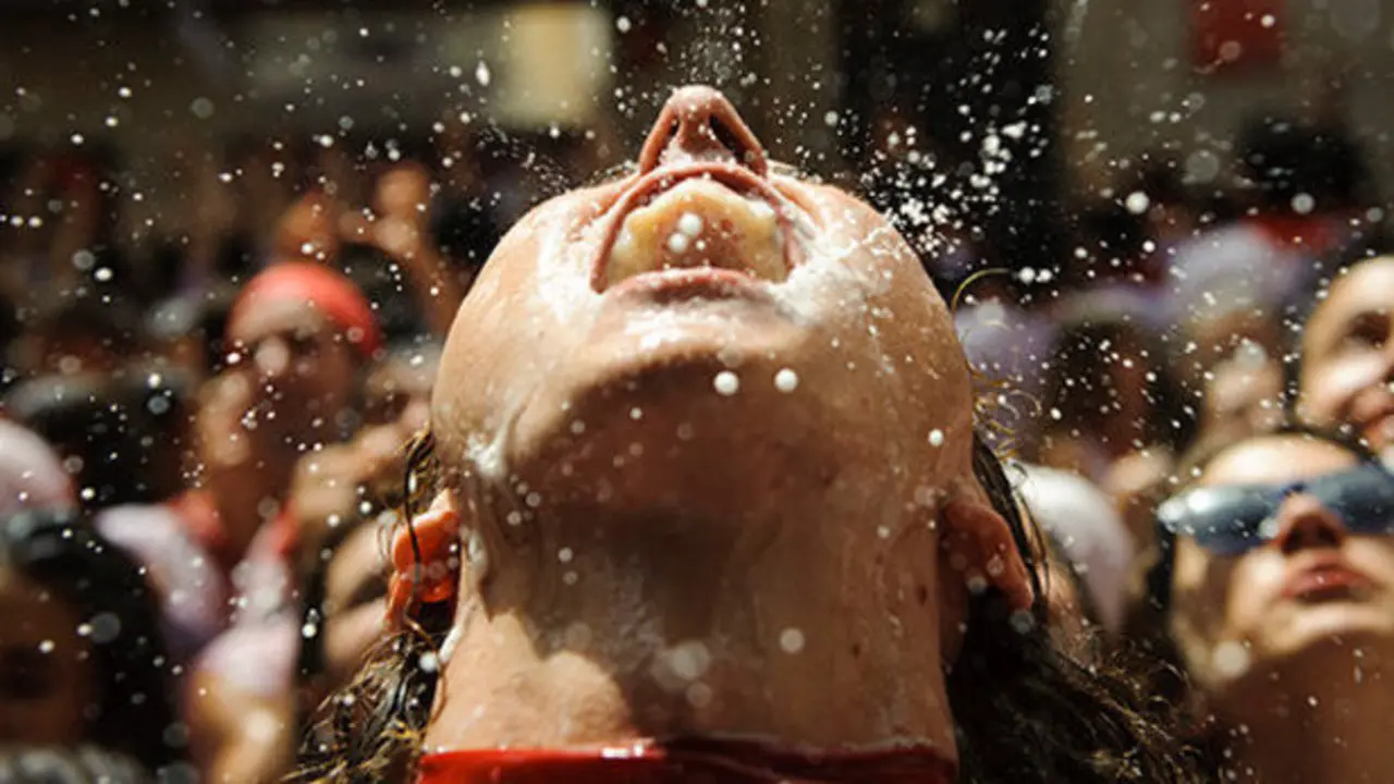 Cientos de personas han pedido que les echasen agua desde los balcones tras el caluroso Chupinazo de los Sanfermines de 2017 MIGUEL OSÉS