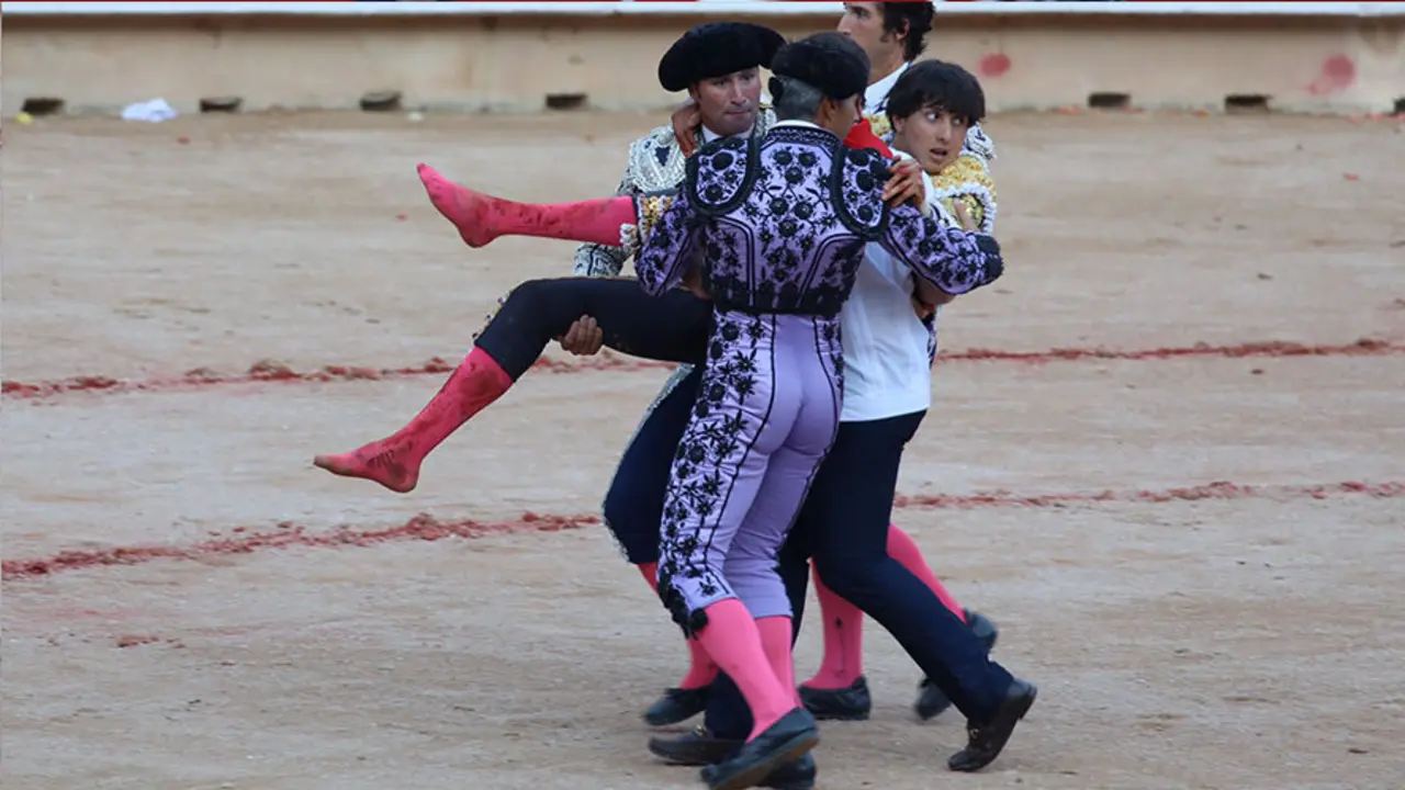 Cogida a Roca Rey durante su segundo toro en la corrida de Jandilla de la Feria del Toro de Pamplona 2017 MAITE H MATEO (5)