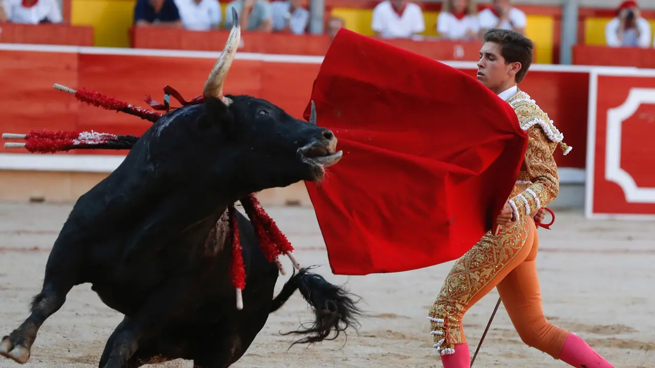 El diestro Gin&eacute;s Mar&iacute;n con su primero durante la pen&uacute;ltima corrida de los Sanfermines en la que ha compartido cartel con Antonio Ferrera y Alejandro Talavante, con toros de N&uacute;&ntilde;ez del Cuvillo. EFE/Javier Lizon