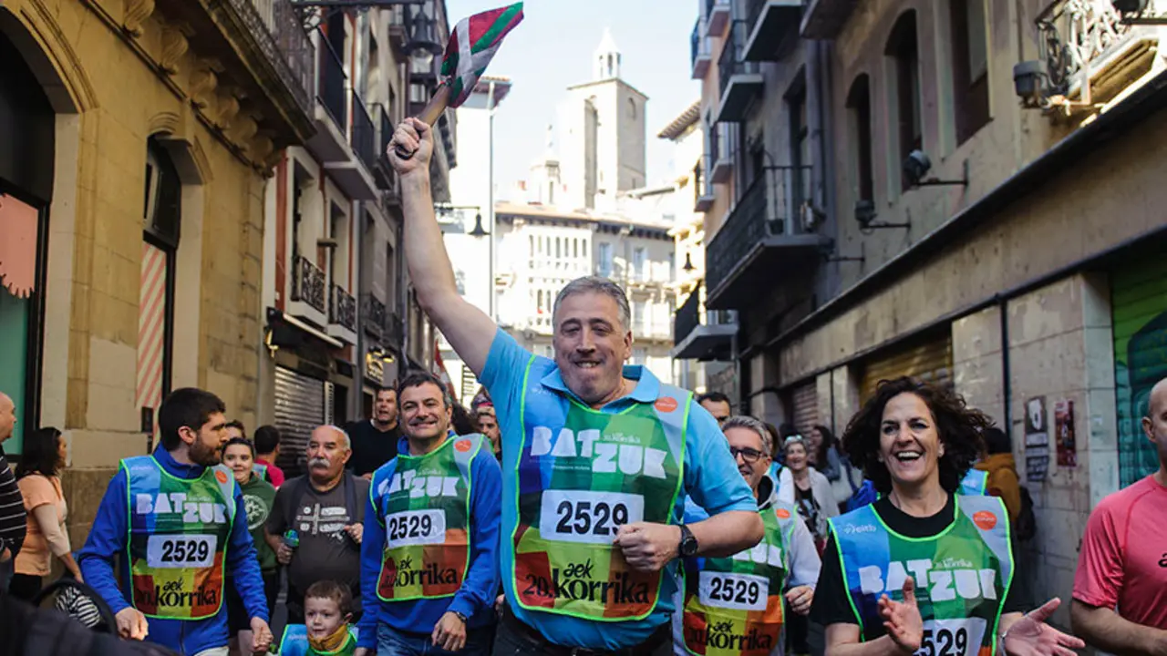 El Alcalde de Pamplona Joseba Asir&oacute;n recorre su tramo de la Korrika de 2017 con el testigo en la mano. MIGUEL OS&Eacute;S