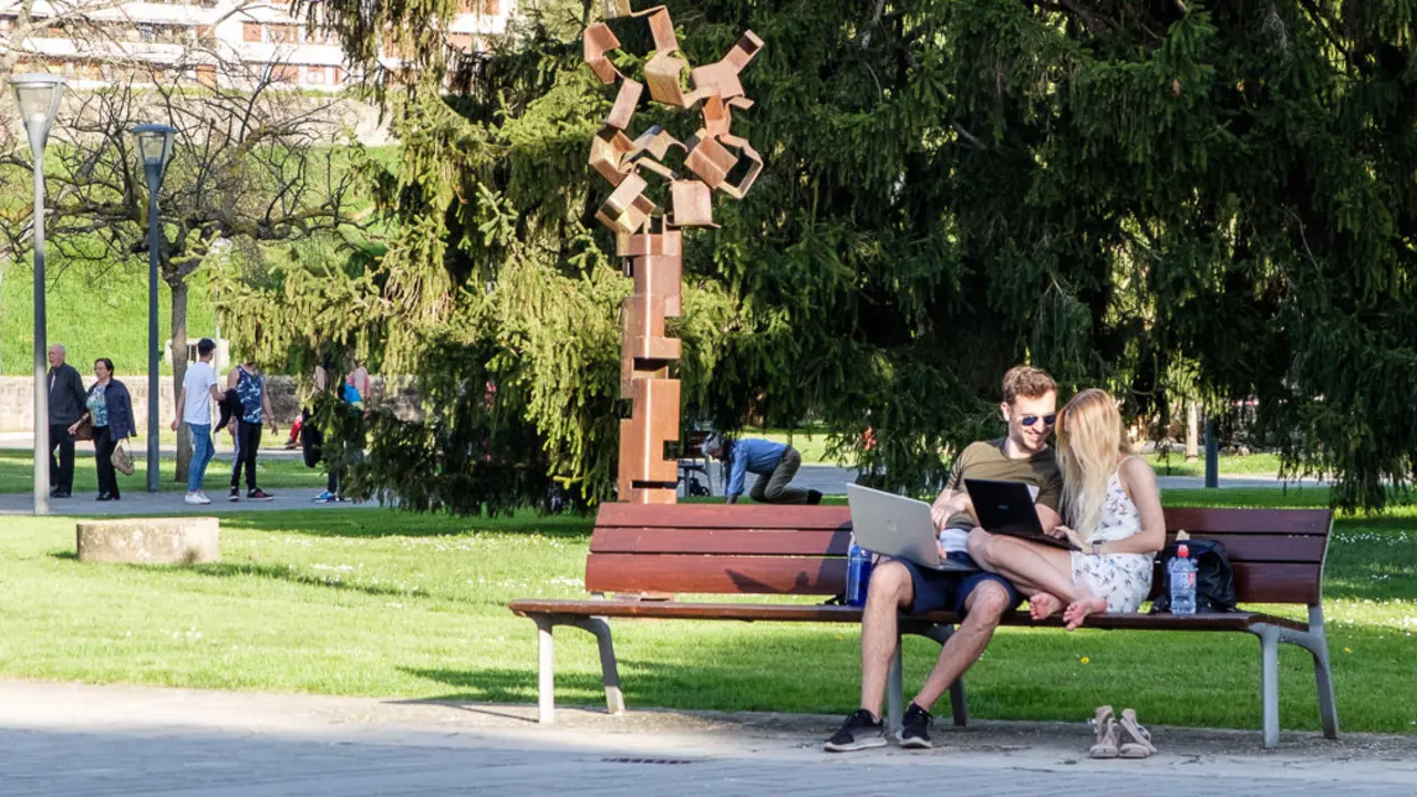 Tarde primaveral en el Parque Yamaguchi de Pamplona. Tiempo, calor, sol.  (6). IÑIGO ALZUGARAY