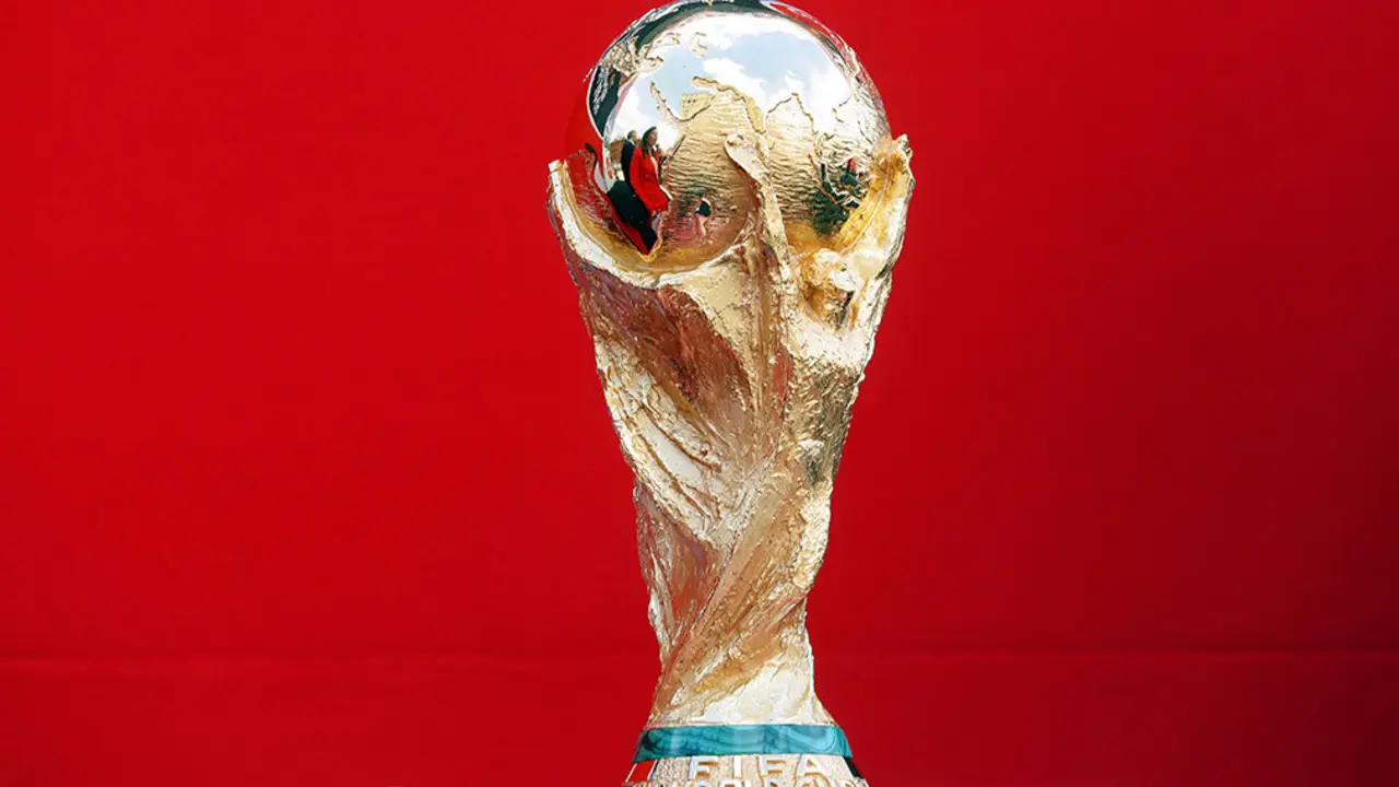 Moscow (Russian Federation), 03/06/2018.- The FIFA World Cup trophy on display during a ceremony in Moscow, Russia, 03 June 2018. The FIFA World Cup 2018 will take place in Russia from 14 June until 15 July 2018. (Mundial de Fútbol, Moscú, Rusia) EFE/EPA/MAXIM SHIPENKOV