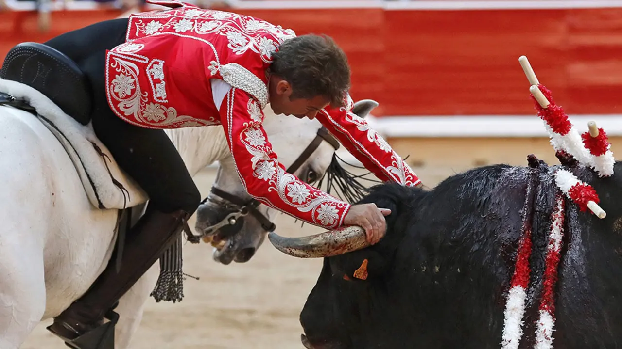 El rejoneador navarro Pablo Hermoso de Mendoza, durante la lidia a su segundo toro de la tarde en la segunda corrida de abono de la Feria del Toro que se celebra estos días en Pamplona con motivo de las fiestas de San Fermín. EFE/Villar López