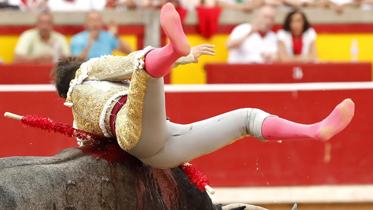 GRAF6180. PAMPLONA, 08/07/2018.- El torero Gonzalo Caballero sufre una voltereta sin consecuencias en la lidia al segundo de su lote, durante la cuarta corrida de abono de la Feria del Toro celebrada esta tarde en la plaza de toros de Pamplona con motivo de las fiestas de San Fermín. EFE/Villar López