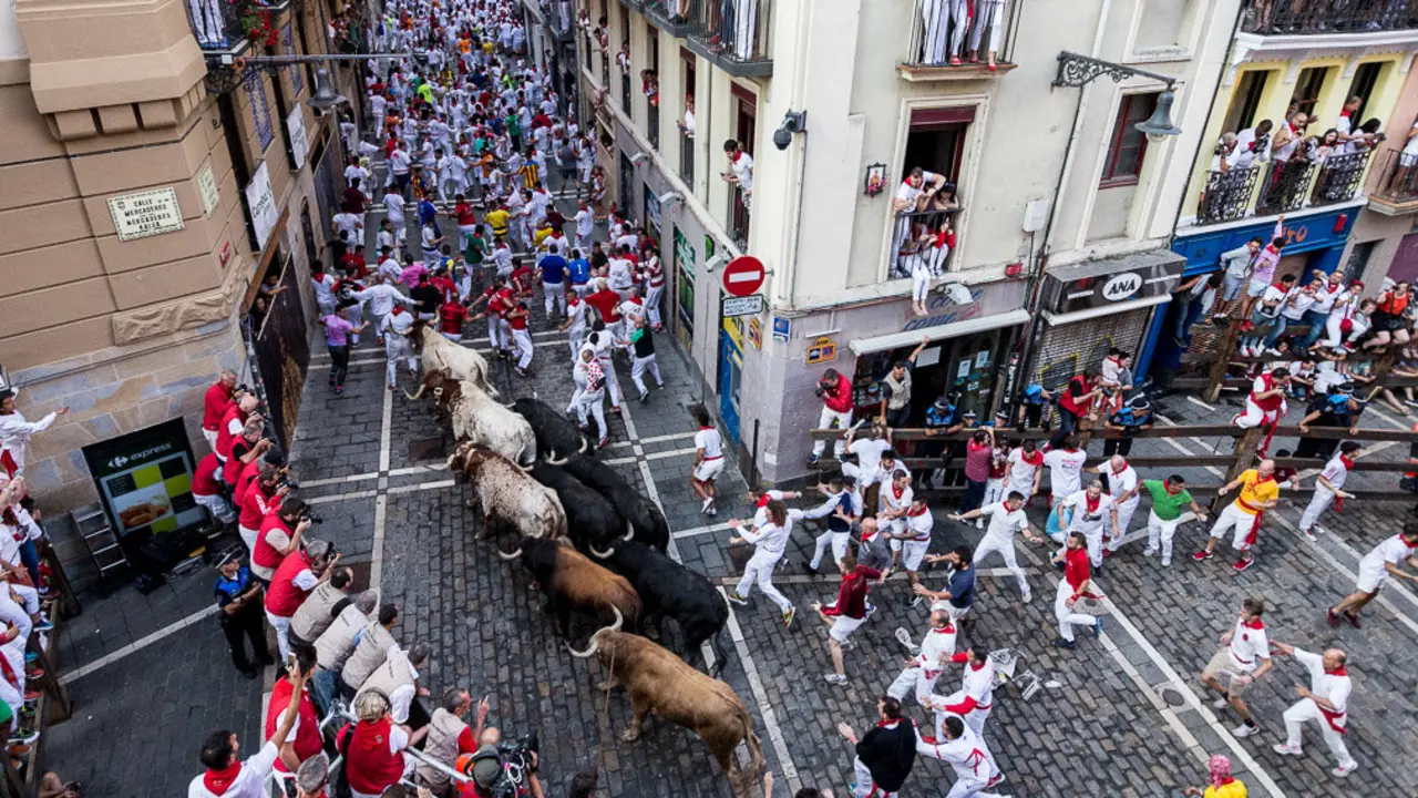 Cuarto encierro de San Fermín 2018 con toros de Fuente Ymbro en la curva de Mercaderes con Estafeta (11). IÑIGO ALZUGARAY