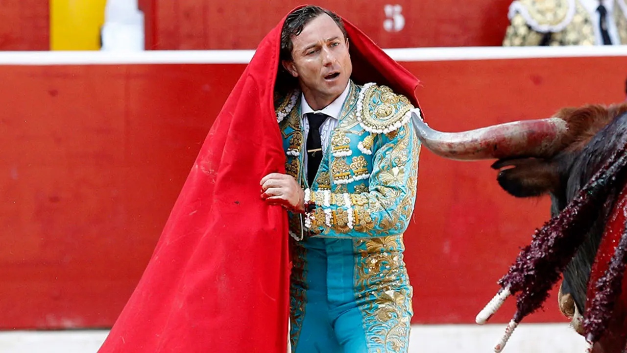 GRAF441. PAMPLONA, 14/07/2018.- El torero Rafaelillo da un pase con la muleta al primero de su lote, durante la última corrida de abono de la Feria de Toro de los Sanfermines 2018 celebrada esta tarde en la plaza de toros de Pamplona. EFE/Villar López