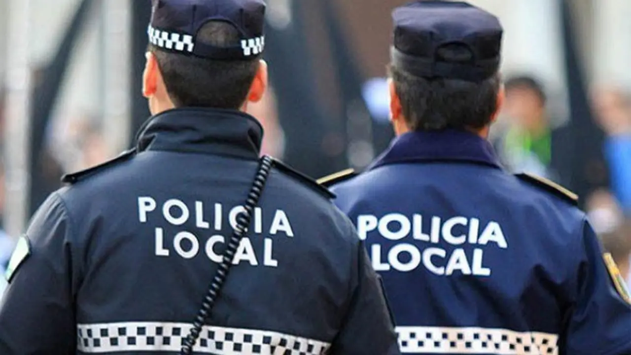 Imagen de dos agentes de una polic&iacute;a local ARCHIVO