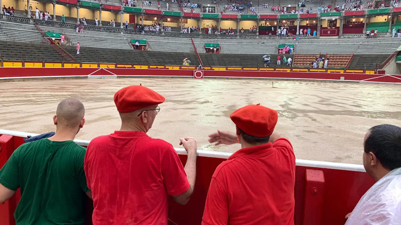 Los trabajadores de la Casa de Misericordia obsrervan el nivel de agua acumulado en la Plaza de Toros de Pamplona por la tormenta que ha comenzado a caer hora y media antes de la corrida de Cebada Gago NAVARRACOM