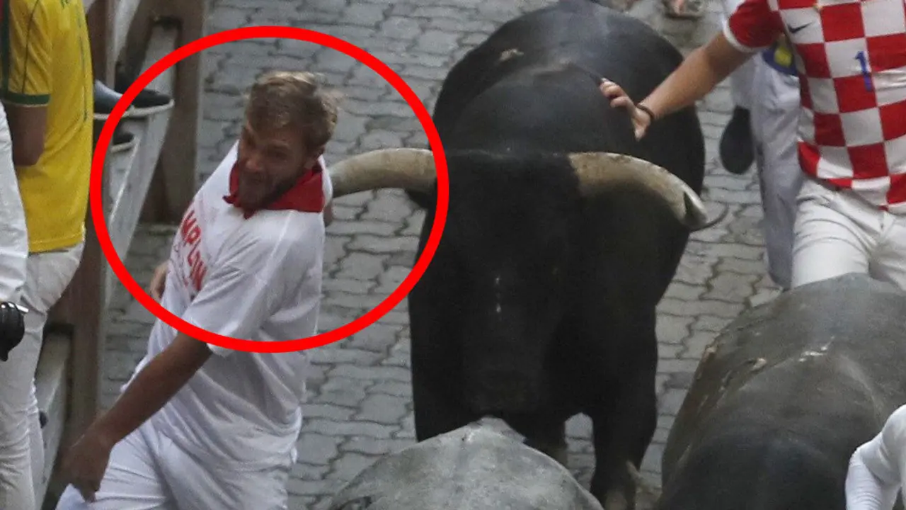 GR7031. PAMPLONA, 14/07/2019.-Los toros de la ganadería sevillana de Miura, a su paso por el tramo de la entrada de la plaza de Toros de la ciudad, durante el octavo y último encierro de los Sanfermines 2019. EFE/Javier Lizón