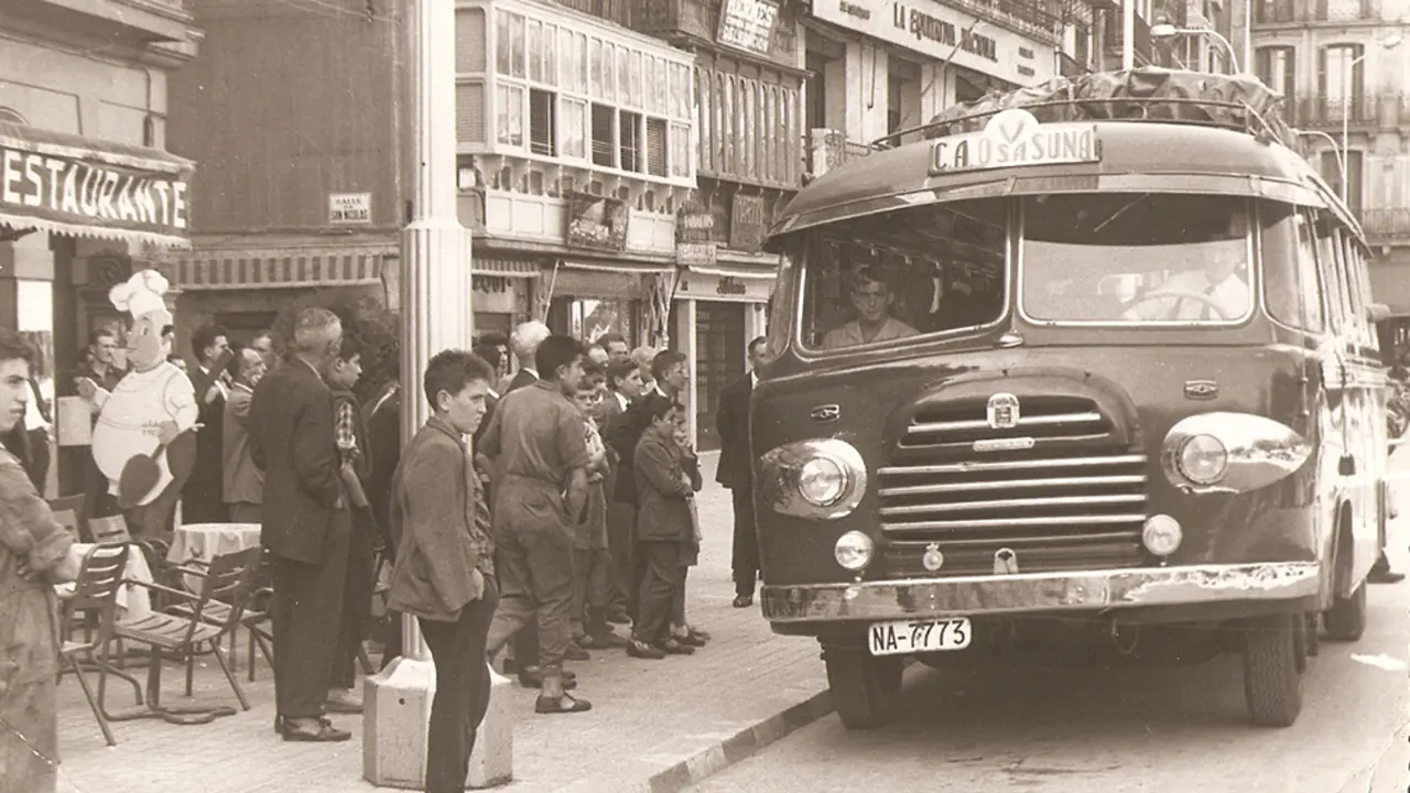 Antiguo autobús de Osasuna saliendo desde la Plaza del Castillo. Cedida.