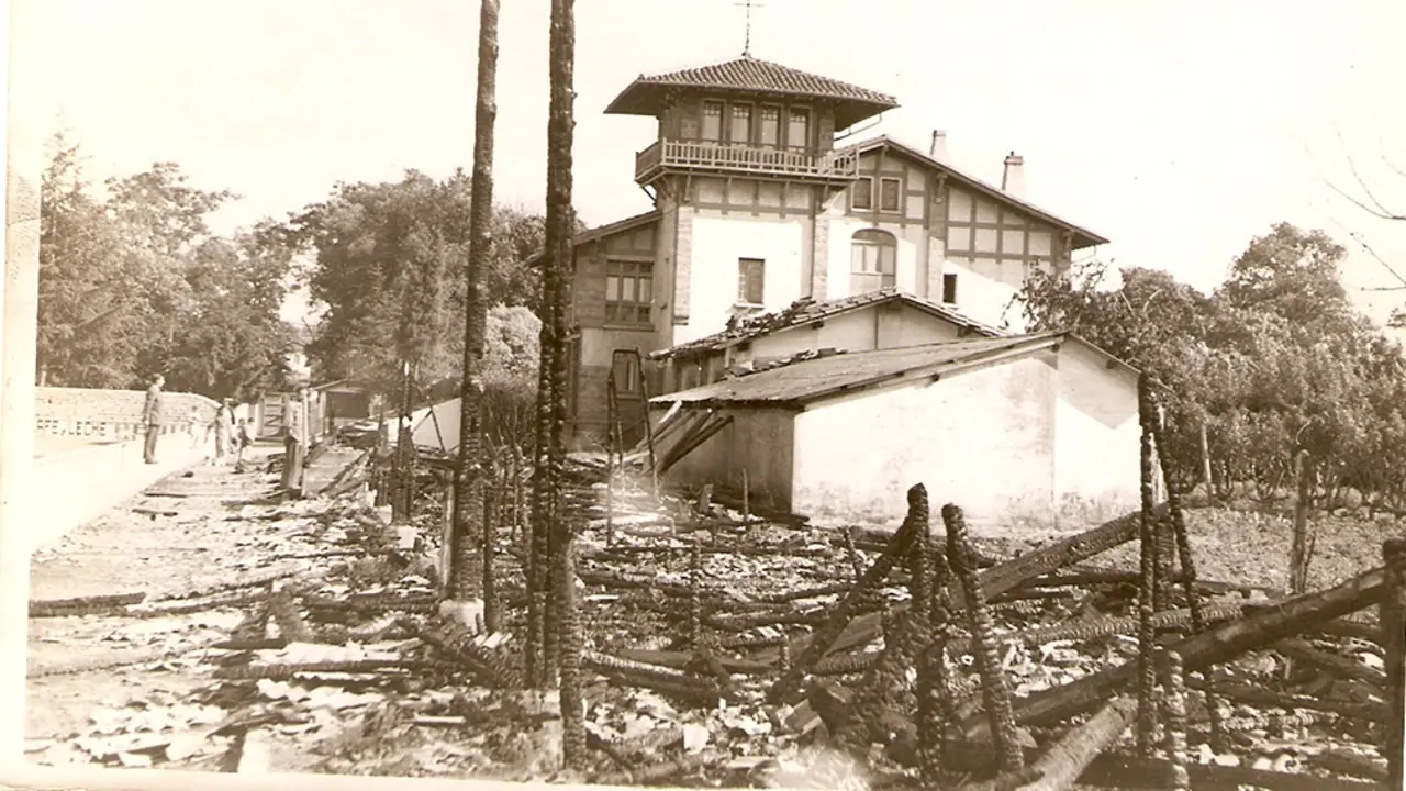 La vieja tribuna de madera del campo de San Juan ha sido presa del fuego. Cedida.