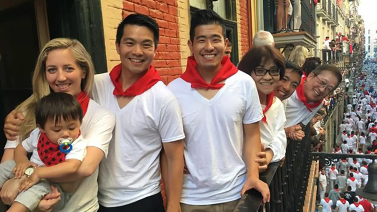 Ciudadanos asiáticos, en un balcón del Casco Antiguo de Pamplona durante unos Sanfermines CEDIDA