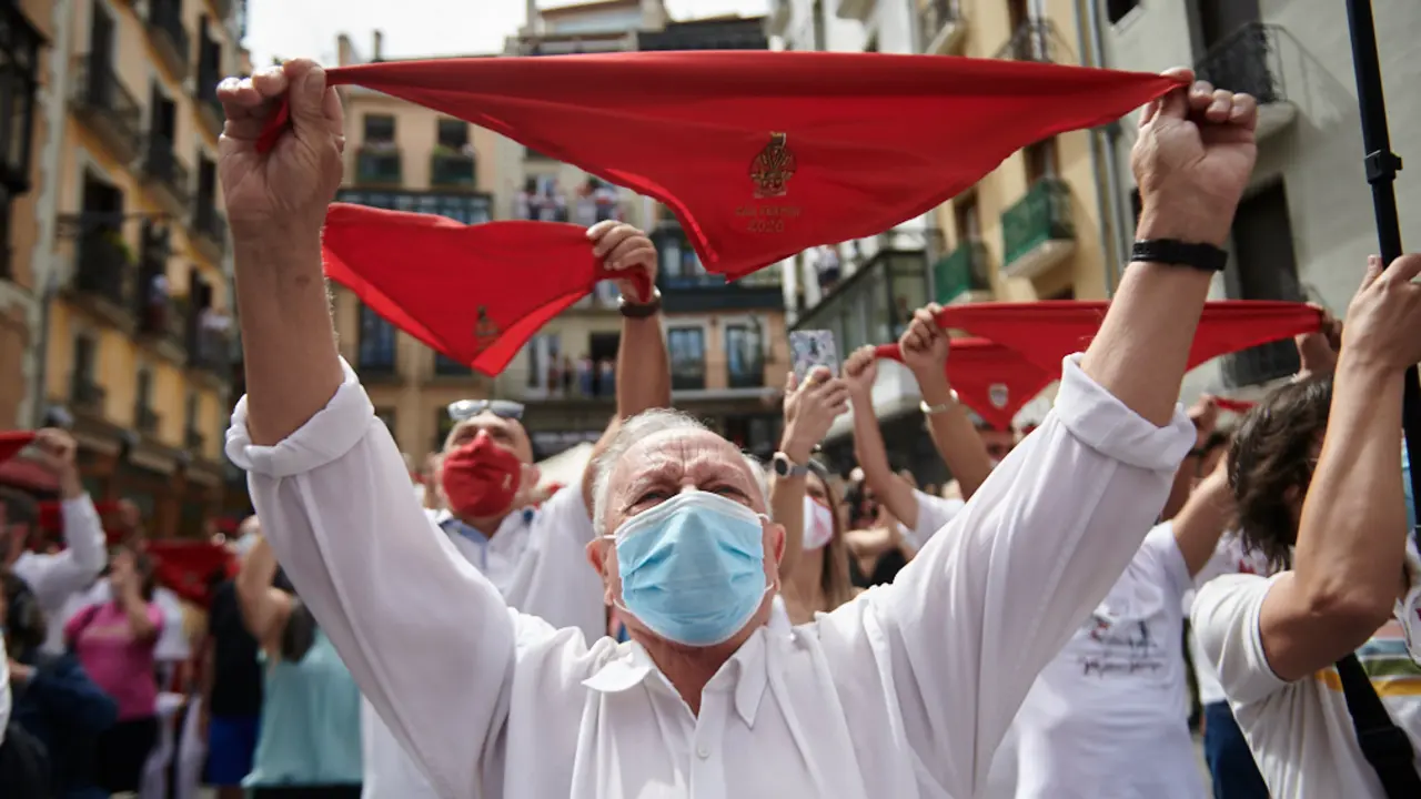 400 personas celebran el no chupinazo de San Fermín 2020 en la Plaza del Ayuntamiento. PABLO LASAOSA