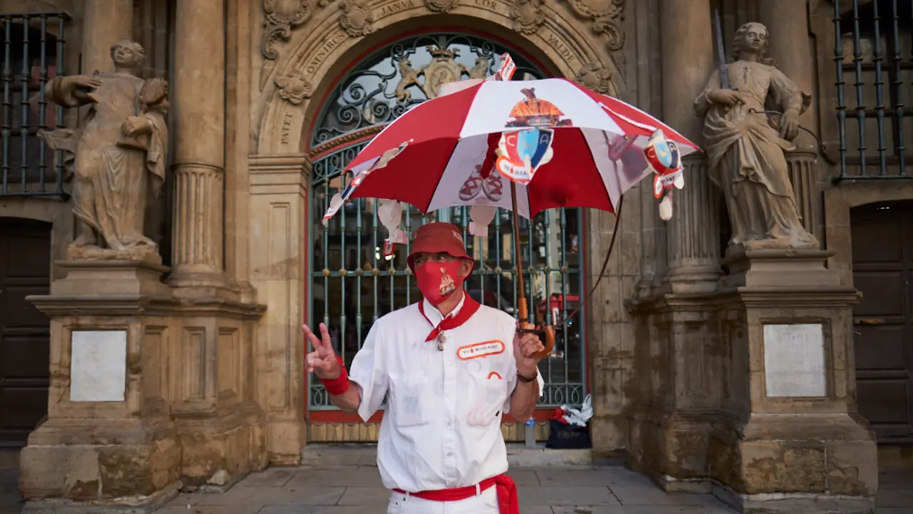 Ambiente por las calles de Pamplona durante la tarde del 6 de julio de 2020. PABLO LASAOSA