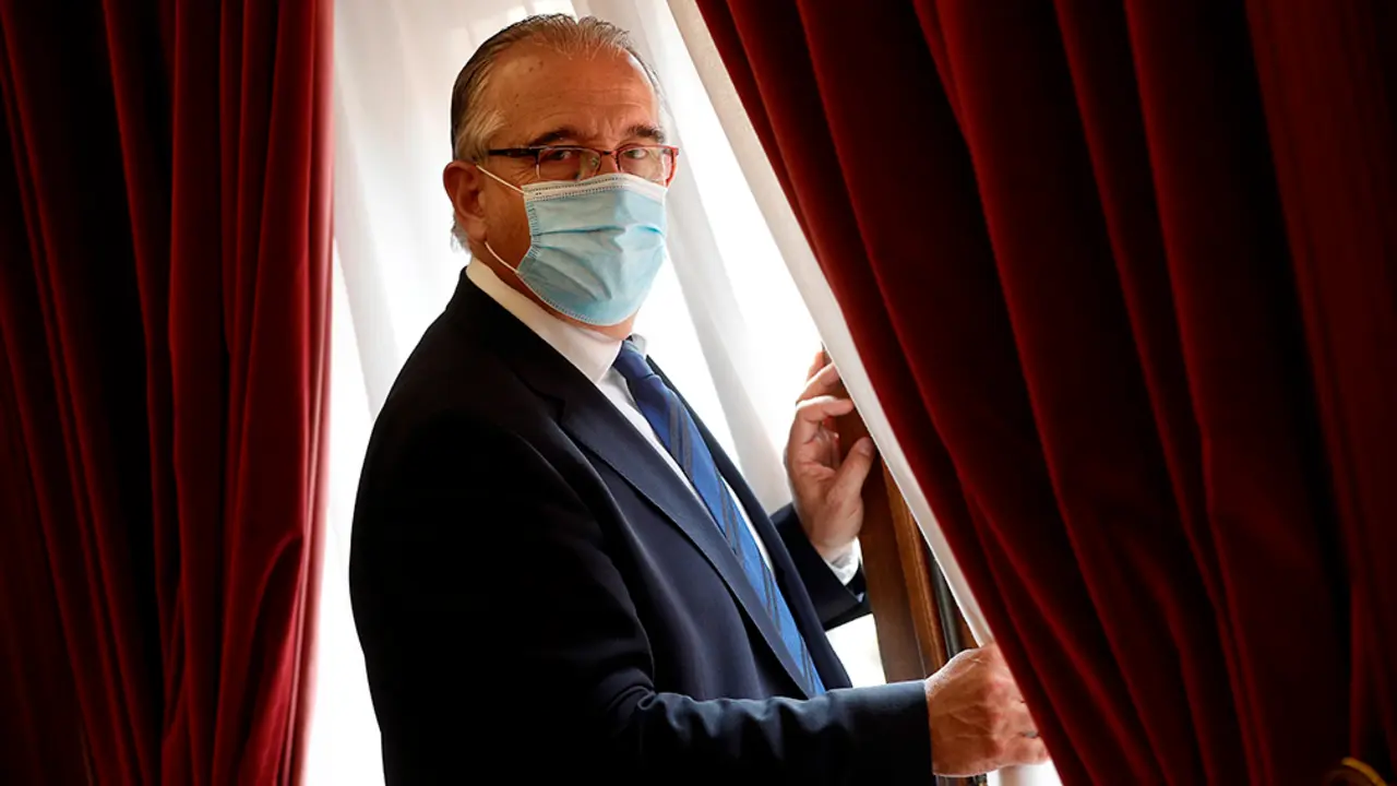 GRAFCAV7351. PAMPLONA, 14/07/2020.- El alcalde de Pamplona, Enrique Maya, durante las declaraciones concedidas a Efe este martes en la capital navarra en donde ha valorado los "noSanfermines" que hoy llegan a su fin tras nueve días atípicos por las calles de Pamplona debido a la pandemia por coronavirus. EFE/ Villar López
