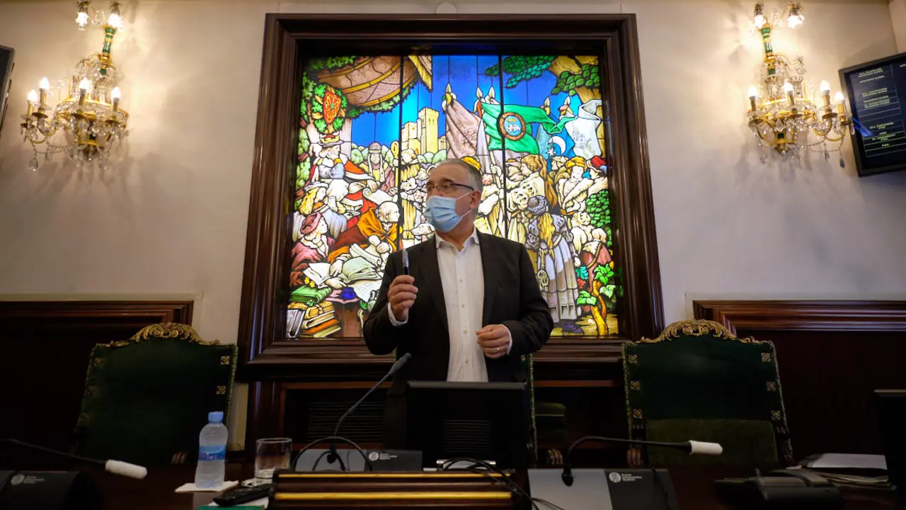 El alcalde de Pamplona, Enrique Maya (Navarra Suma), entra en el salón de plenos del Ayuntamiento de Pamplona. MIGUEL OSÉS