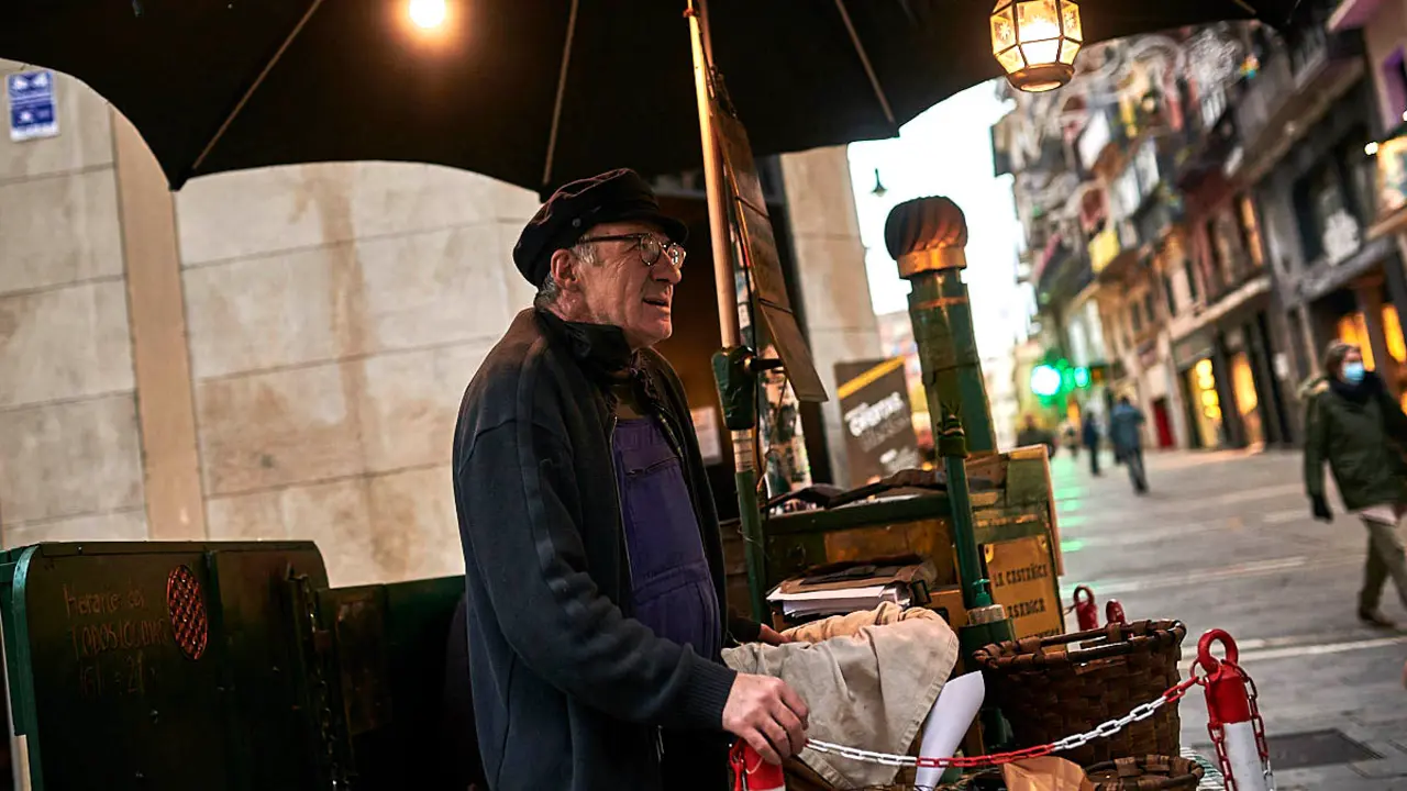 Harold Nuin Gurbindo, casta&ntilde;ero de 55 a&ntilde;os, lleva 36 en el casco viejo de Pamplona. PABLO LASAOSA
