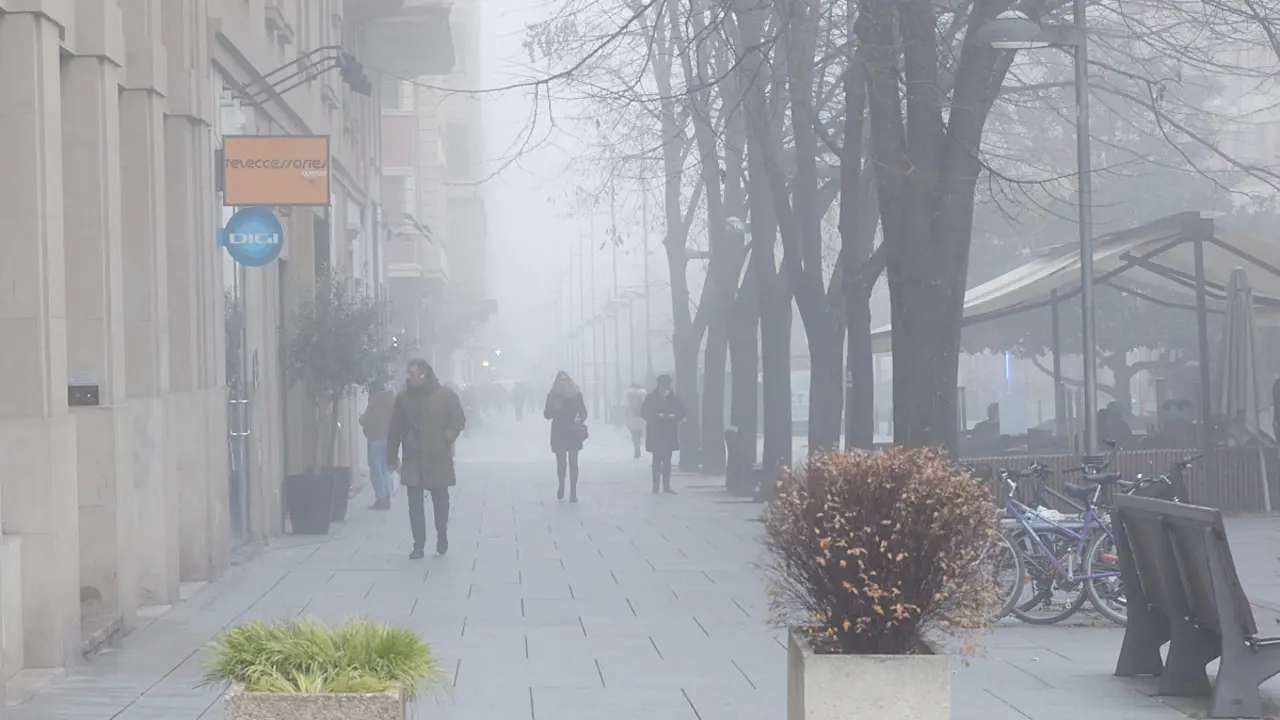 Mañana de niebla en la avenida Carlos III. Pamplona encadena dos semanas seguidas amaneciendo bajo una densa niebla en sus calles. IÑIGO ALZUGARAY