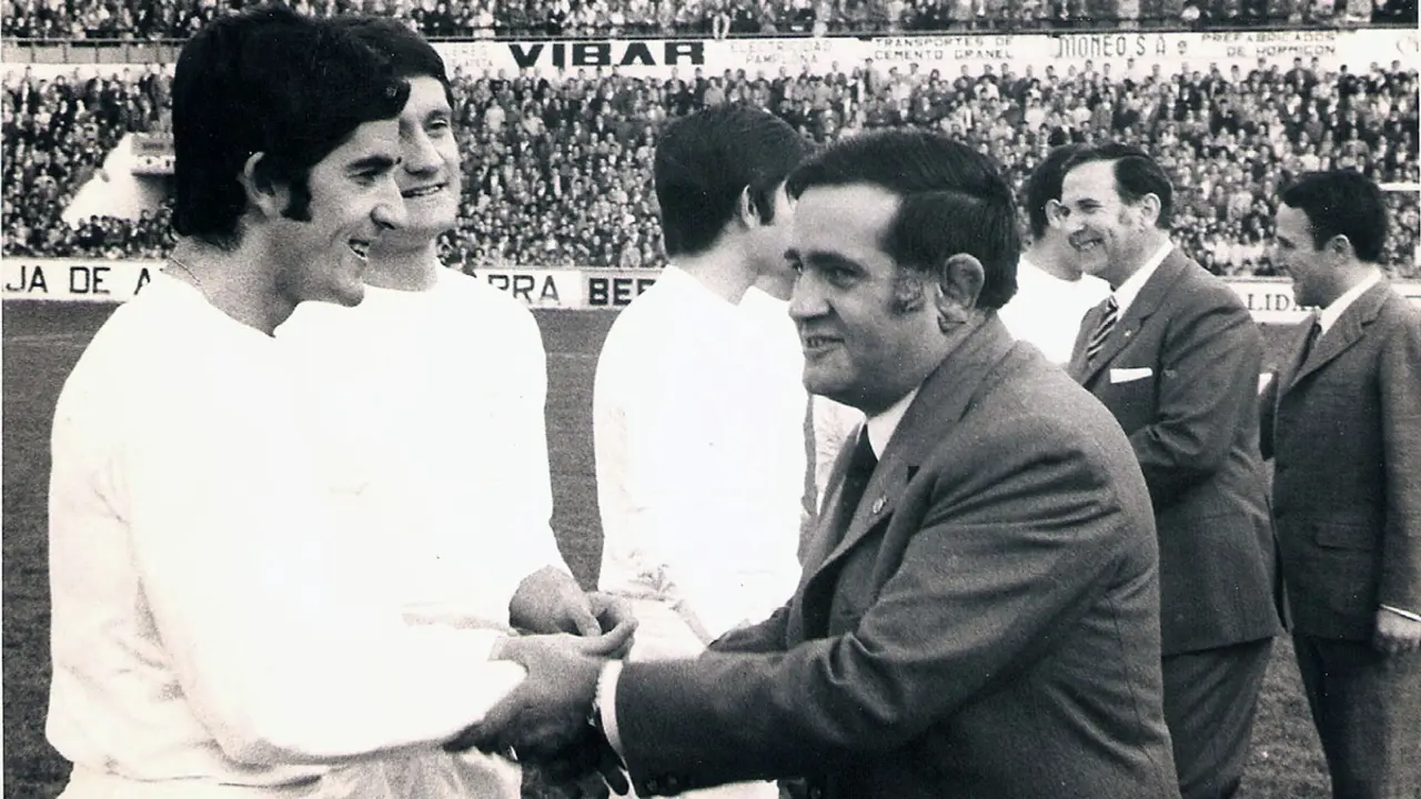 Daniel Zariquiegui saluda a los jugadores del Real Madrid en el homenaje recibido en El Sadar. Cedida.