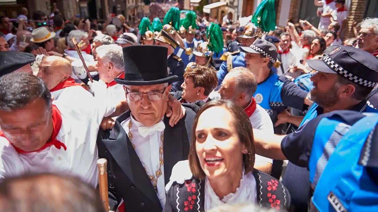 Incidentes en la calle Curia de Pamplona tras la procesi&oacute;n de San Ferm&iacute;n 2022. PABLO LASAOSA