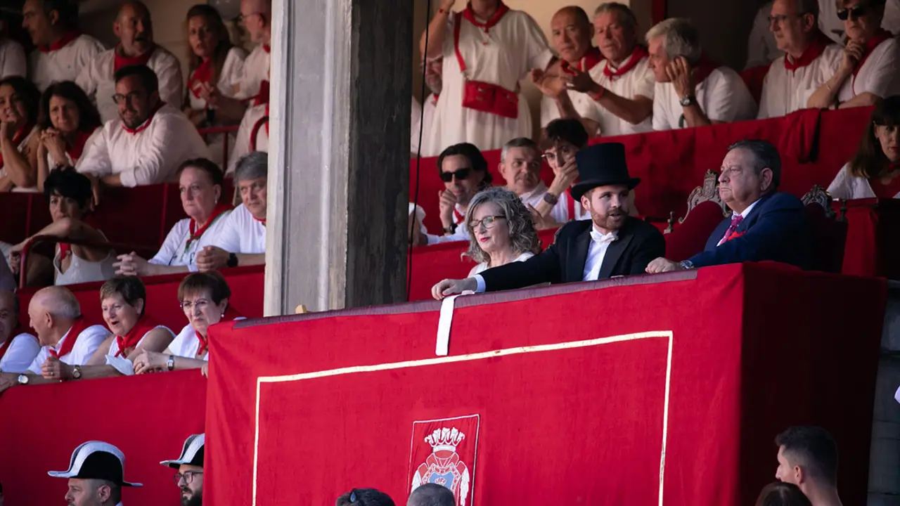 El presidente de la segunda corrida de la Feria del Toro de San Ferm&iacute;n Xabier Sagardoy, concejal socialista de Pamplona, se ha llevado una brutal pitada de la plaza tras no otorgar ninguna oreja a Daniel Luque en su primer toro. MAITE H. MATEO