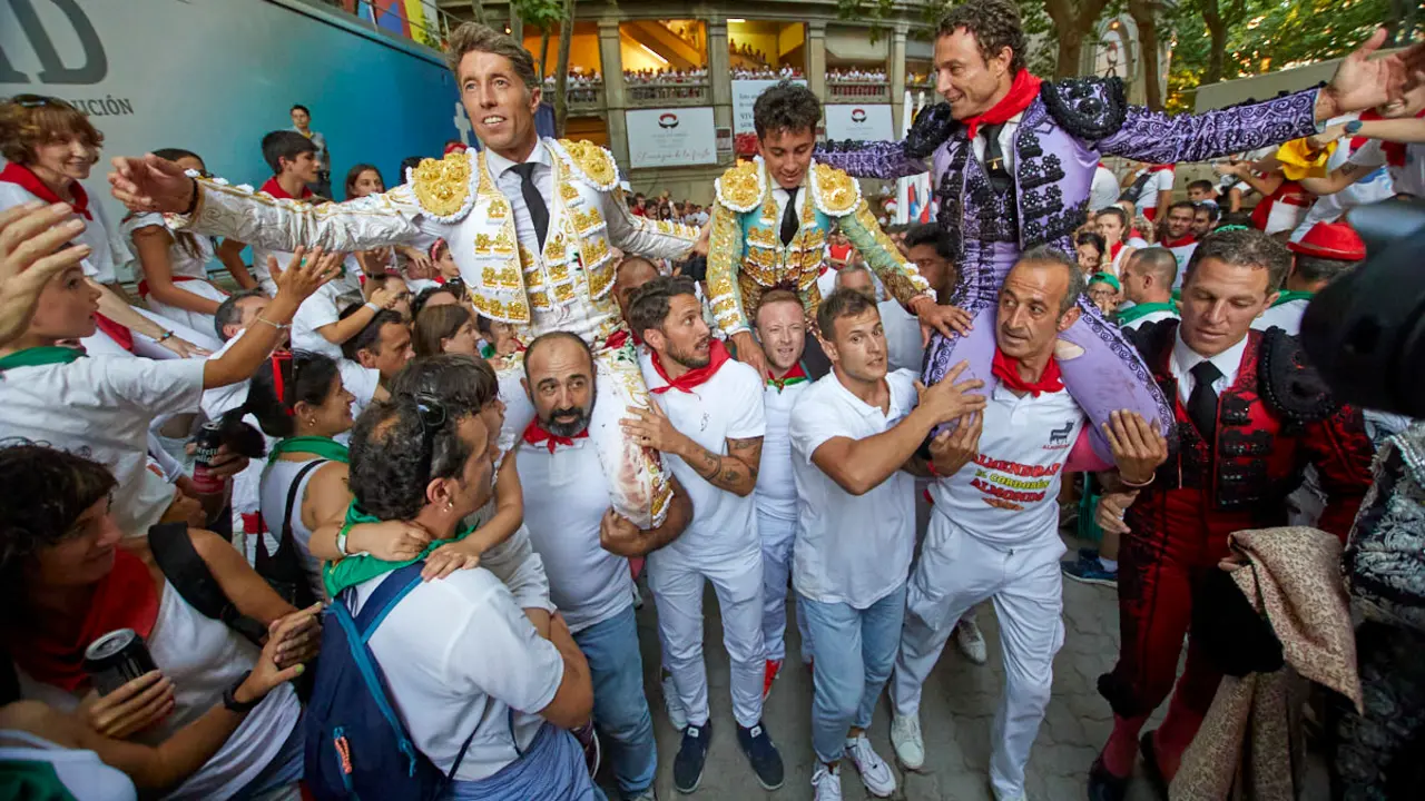 Manuel Escribano sale a hombros por la puerta grande de la Plaza de Toros de Pamplona, junto a sus compa&ntilde;eros de faena Rafaelillo y Leo Valadez, tras cortar dos orejas durante la cuarta corrida de la Feria del Toro de San Ferm&iacute;n 2022 con toros de la ganader&iacute;a La Palmosilla. I&Ntilde;IGO ALZUGARAY