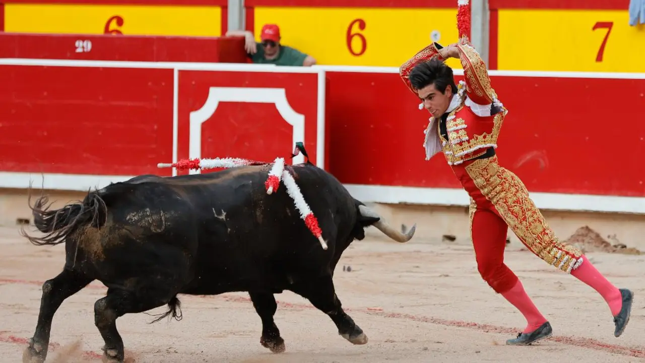 El diestro Jes&uacute;s Enrique Colombo durante la lidia del sexto toro de la tarde en la sexta de abono de la Feria del Toro de los Sanfermines 2022 con toros de la ganader&iacute;a gaditana de Cebada Gago. EFE Villar Lopez