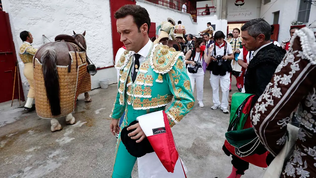 El diestro Antonio Ferrera a su llegada al patio de caballos de la Plaza de Toros de Pamplona antes de enfrentarse a los seis toros de la ganader&iacute;a sevillana de Miura en la novena y &uacute;ltima de abono de la Feria del Toro de los Sanfermines 2022EFE/ Jes&uacute;s Diges
