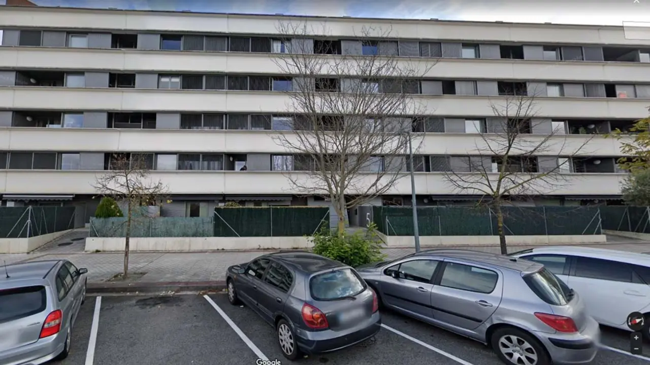 Fachada del edificio afectado por el incendio en Sarriguren. CEDIDA