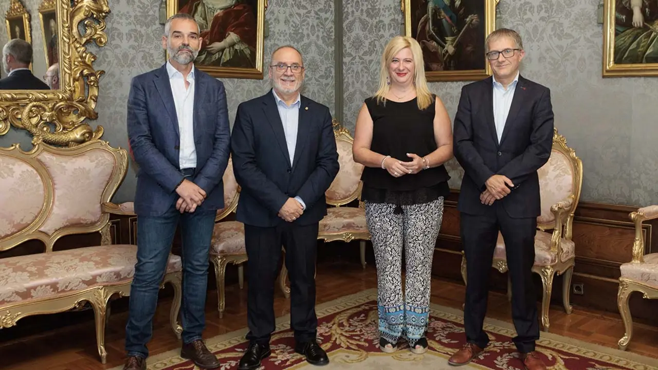 De izquierda a derecha, Edelmiro Castro, el consejero Juan Cruz Cigudosa, Leire D&iacute;ez y Francisco Fern&aacute;ndez. CEDIDA