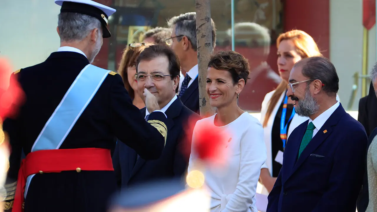 MADRID, 12/10/2022.- El rey saluda al presidente de Extremadura, Guillermo Fern&aacute;ndez Vara (2i), de Navarra, Mar&iacute;a Chivite, y de Arag&oacute;n, Javier Lamb&aacute;n (d), al inicio del desfile del D&iacute;a de la Fiesta Nacional, este mi&eacute;rcoles, en Madrid. EFE/Zipi Arag&oacute;n
