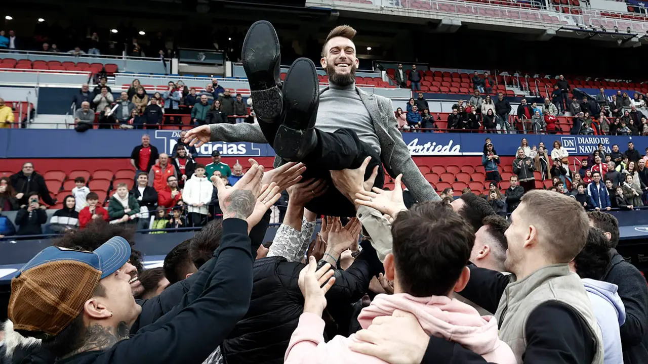 El centrocampista de Osasuna Roberto Torres se ha despedido hoy en el estadio de El Sadar de la afici&oacute;n rojilla despu&eacute;s de pertenecer en la disciplina del club las &uacute;ltimas18 temporadas. Torres jugar&aacute; en el Foolad irani del ex rojillo Nekounam lo que resta de temporada. EFE/Jes&uacute;s Diges