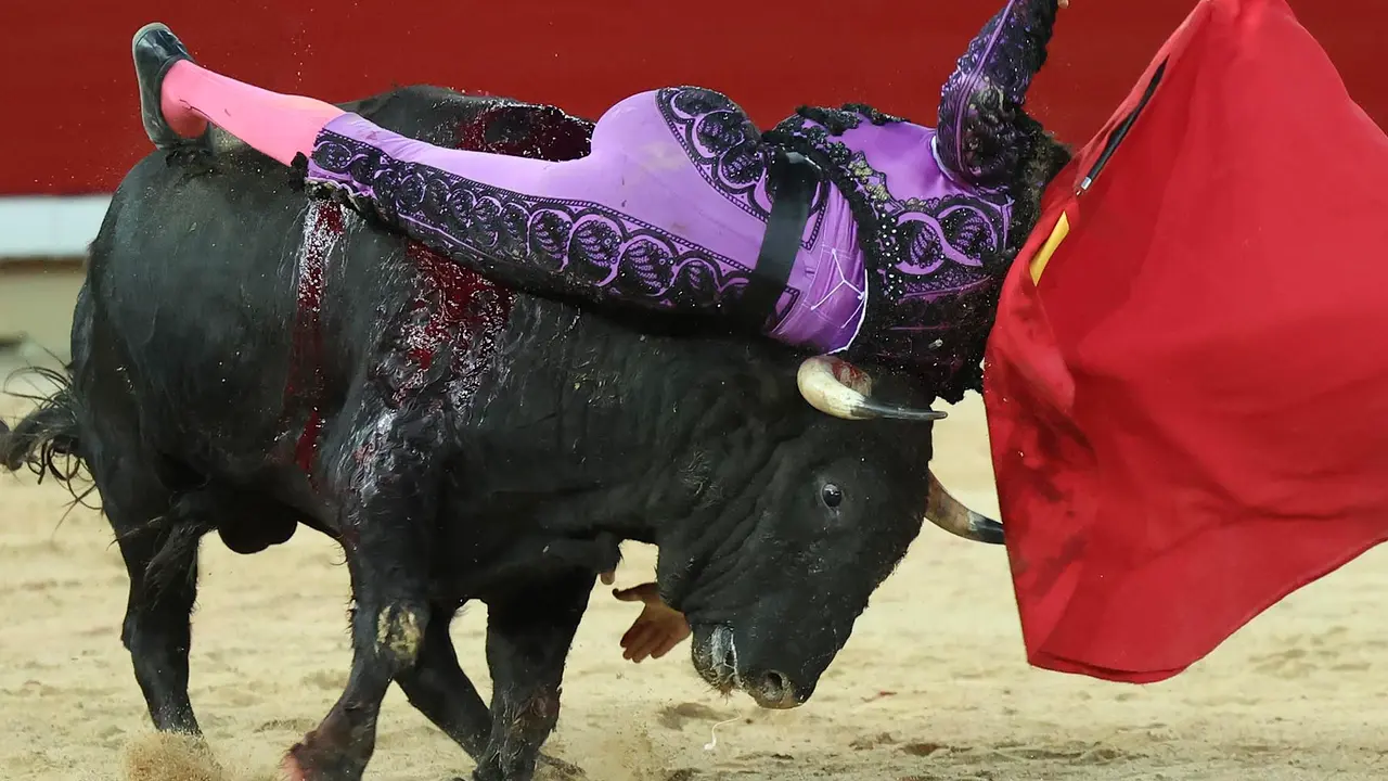 Apuros del novillero Cristiano Torres en su segundo novillo durante el festejo inaugural de la Feria del Toro de los Sanfermines 2023 celebrado en la Plaza de Toros de Pamplona donde comparti&oacute; cartel con Christian Parejo y Marcos Linares y se lidiaron novillos de la ganader&iacute;a navarra de Pincha . EFE/Villar L&oacute;pez