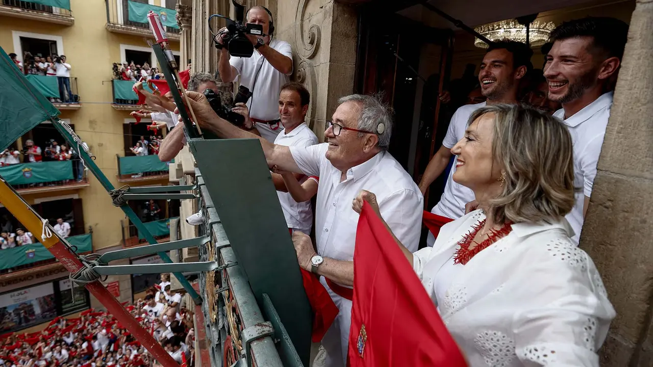 El presidente del Club Atlético Osasuna, Luis Sabalza, ha sido el encargado del lanzamiento del chupinazo desde el balcón principal de la Casa Consistorial de Pamplona, que anuncia el inicio de las fiestas de los sanfermines 2023, este jueves. EFE/Jesús Diges