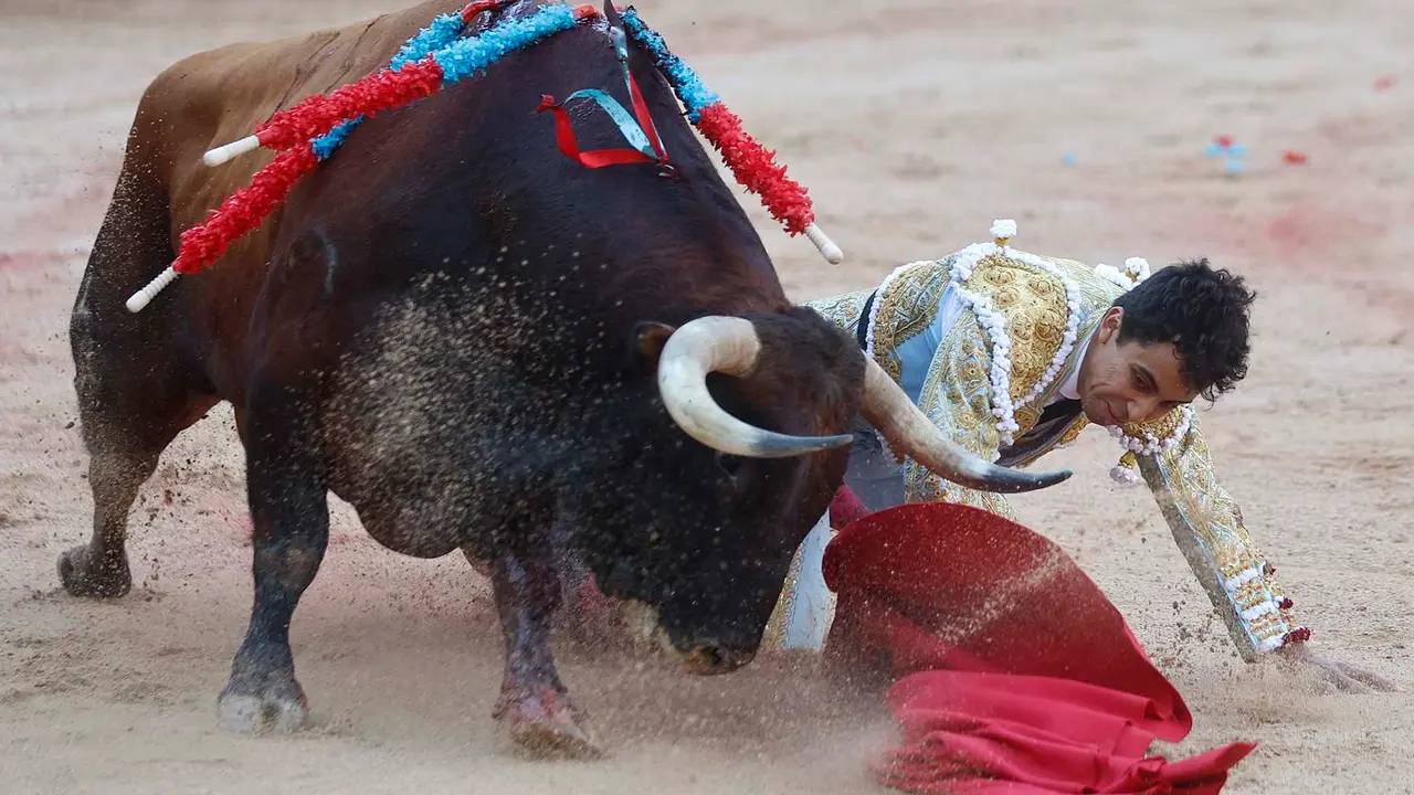 El torero Leo Valadez durante la faena a su segundo de la tarde en el festejo taurino de esta tarde en la Plaza de Toros de Pamplona  de la Feria del Toro de los Sanfermines 2023 donde ha compartido cartel con Rafaelillo y Manuel Escribano con toros de la ganader&iacute;a gaditana de la Palmosilla. EFE/ Rodrigo Jimenez