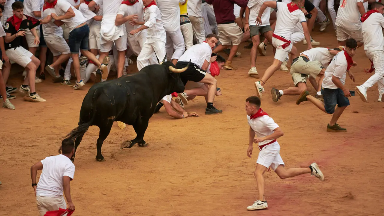 Tercer encierro de las fiestas de San Ferm&iacute;n 2023 desde el interior de la plaza con toros de Cebada Gago. IRANZU LARRASOA&Ntilde;A