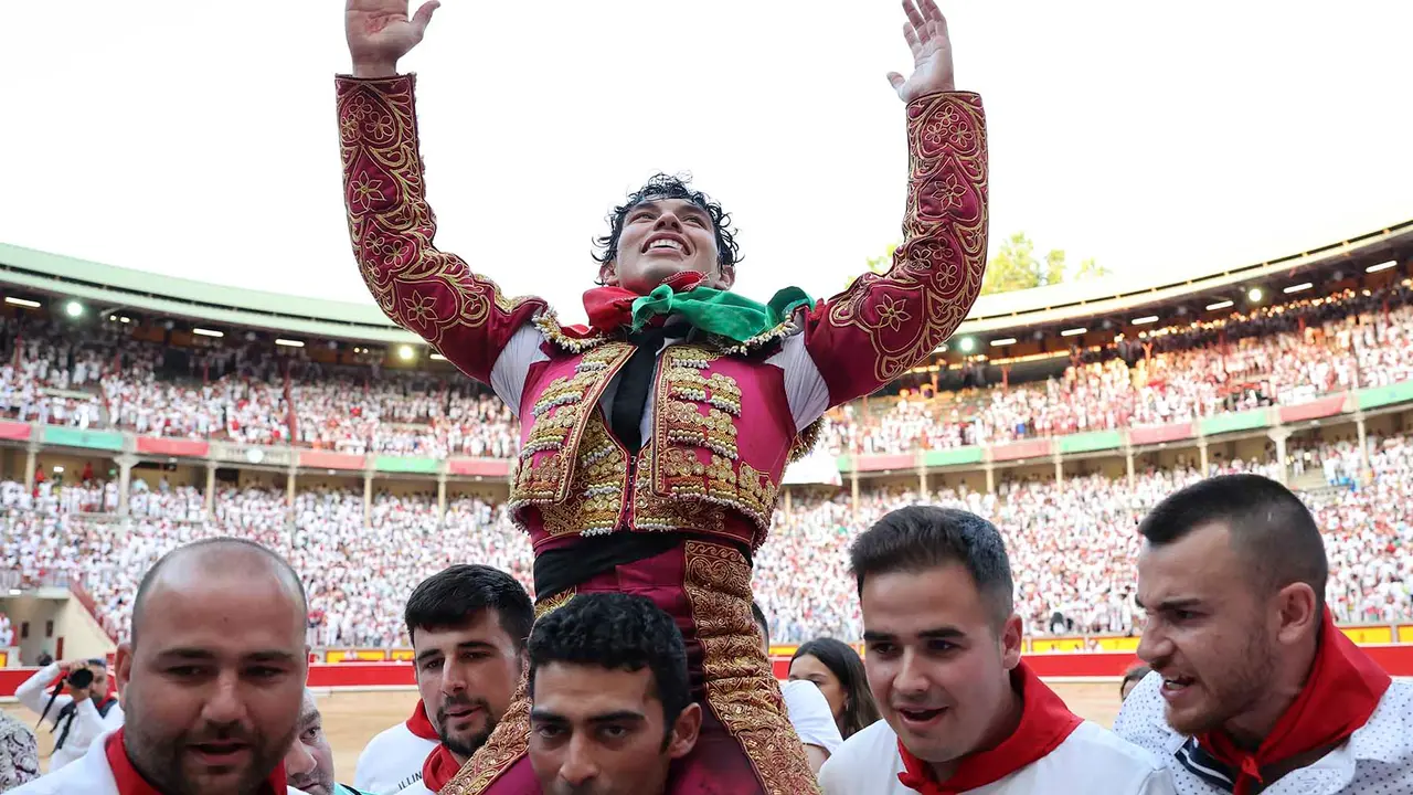 El diestro mexicano Isaac Fonseca sale a hombros por la puerta grande tras cortar dos orejas a sus dos toros en suerte esta tarde en la Plaza de Toros de Pamplona dentro de la Feria del Toro de los Sanfermines 2023, donde ha compartido cartel con Adri&aacute;n Torres y Rom&aacute;n Collado con toros de la ganader&iacute;a gaditana de Jos&eacute; Cebada Gago.   EFE/Villar L&oacute;pez