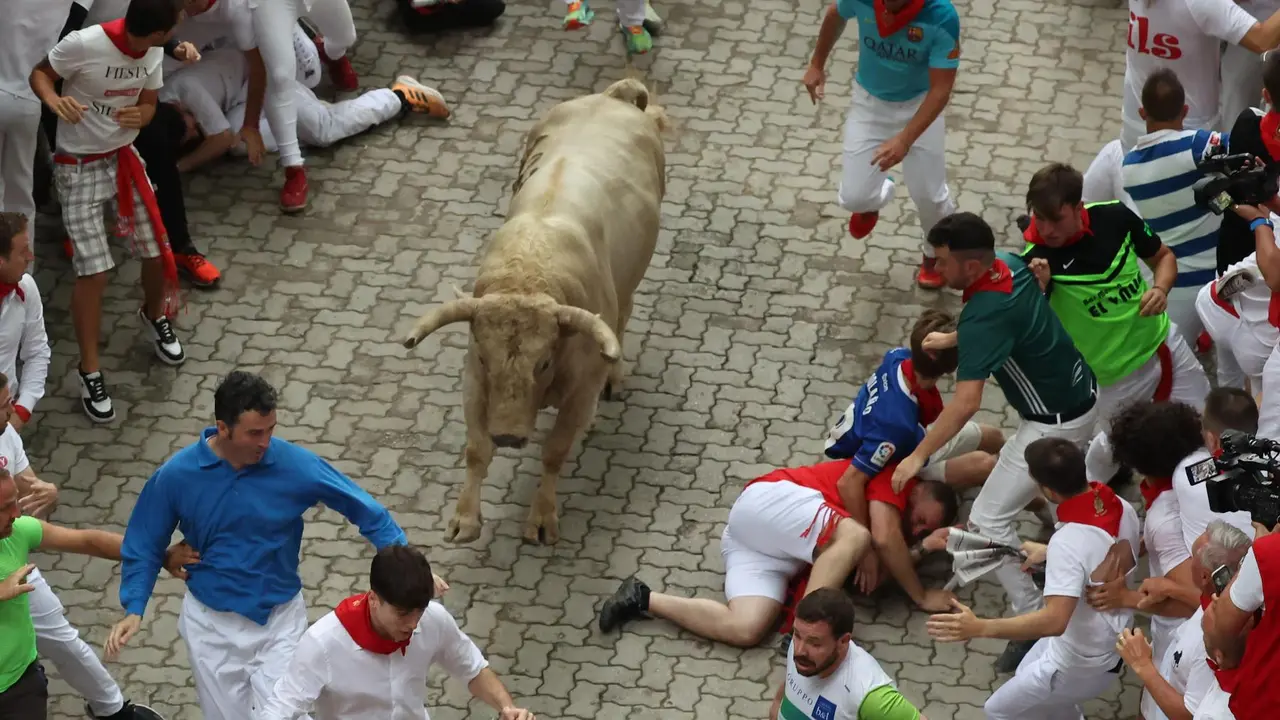 Un toro de la ganadería de Núñez del Cuvillo en el tramo posterior a la Cuesta de Santo Domingo durante el quinto encierro de los sanfermines 2023, este martes. EFE/Villar López