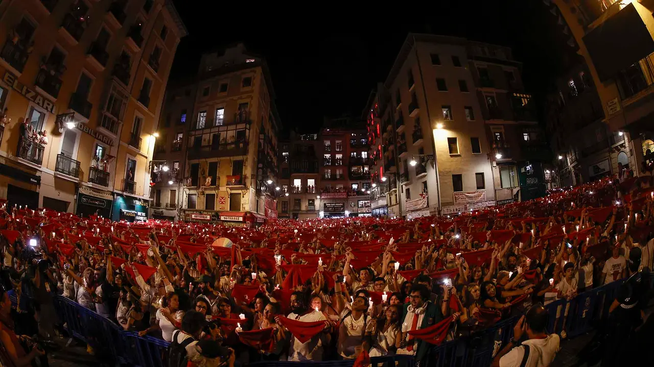 Miles de personas entonan en la Plaza del Ayuntamiento de Pamplona el tradicional "Pobre de mí" para despedir así los Sanfermines 2023, un cántico triste que han combinado con el "ya falta menos" que inicia la cuenta atrás para las fiestas del 2024. EFE/ Jesús Diges