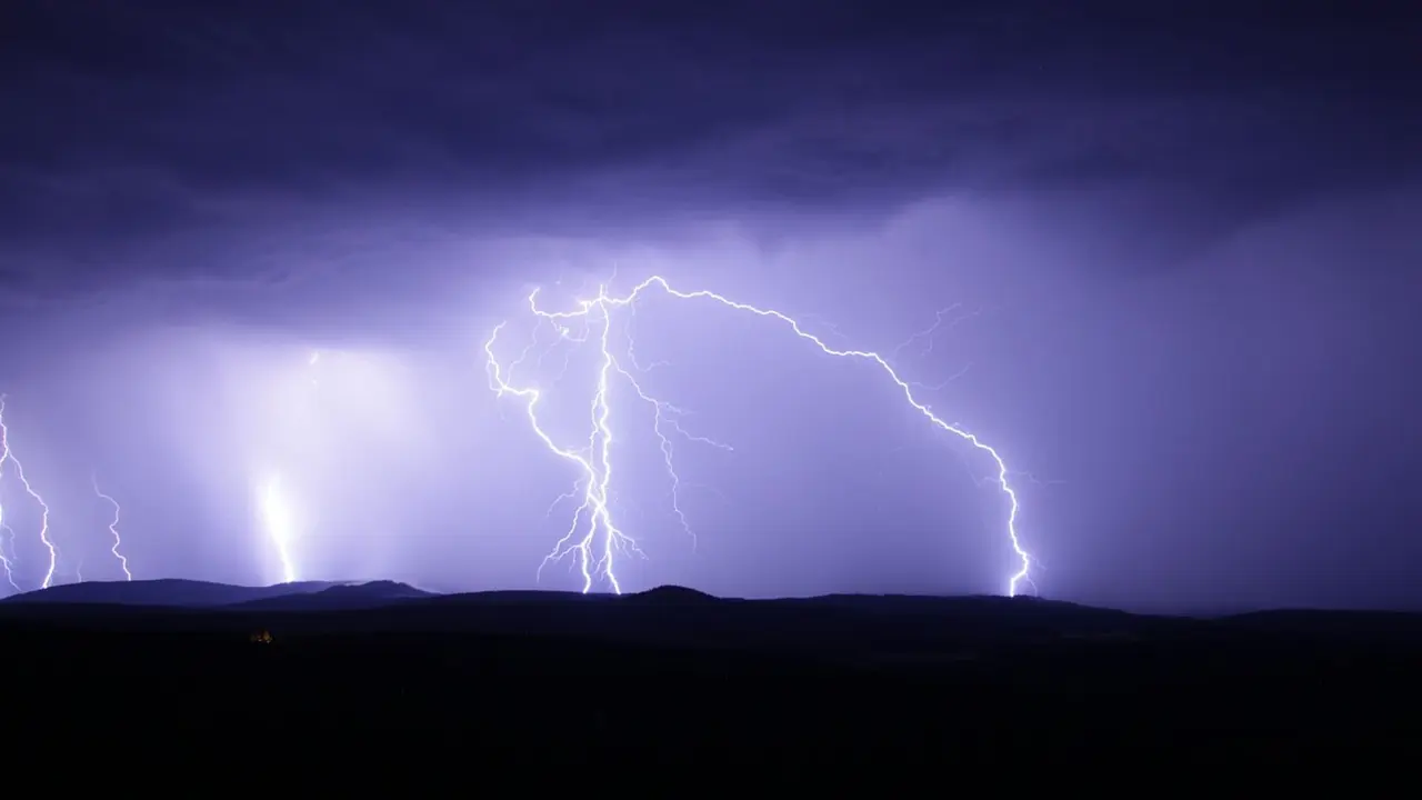 Imagen de archivo de un rel&aacute;mpago durante una tormenta. ARCHIVO