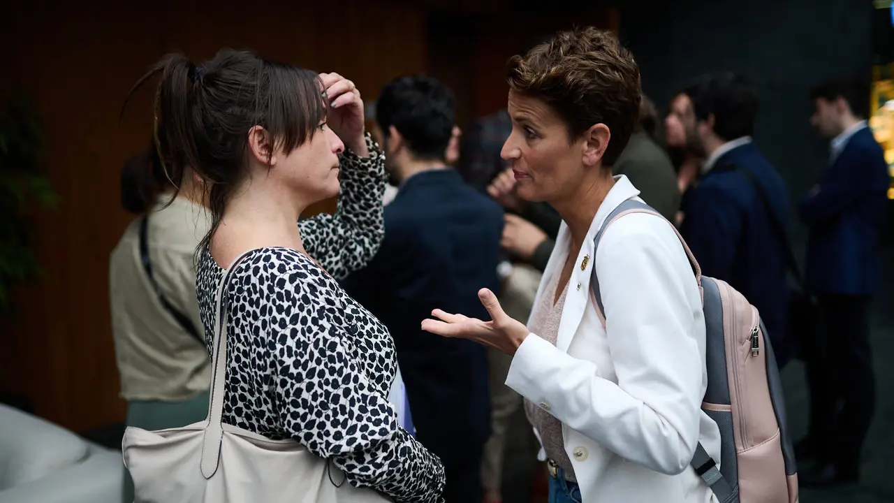 La presidenta, Mar&iacute;a Chivite, junto a la consejera Bego&ntilde;a Alfaro minutos antes del comienzo del pleno. PABLO LASAOSA