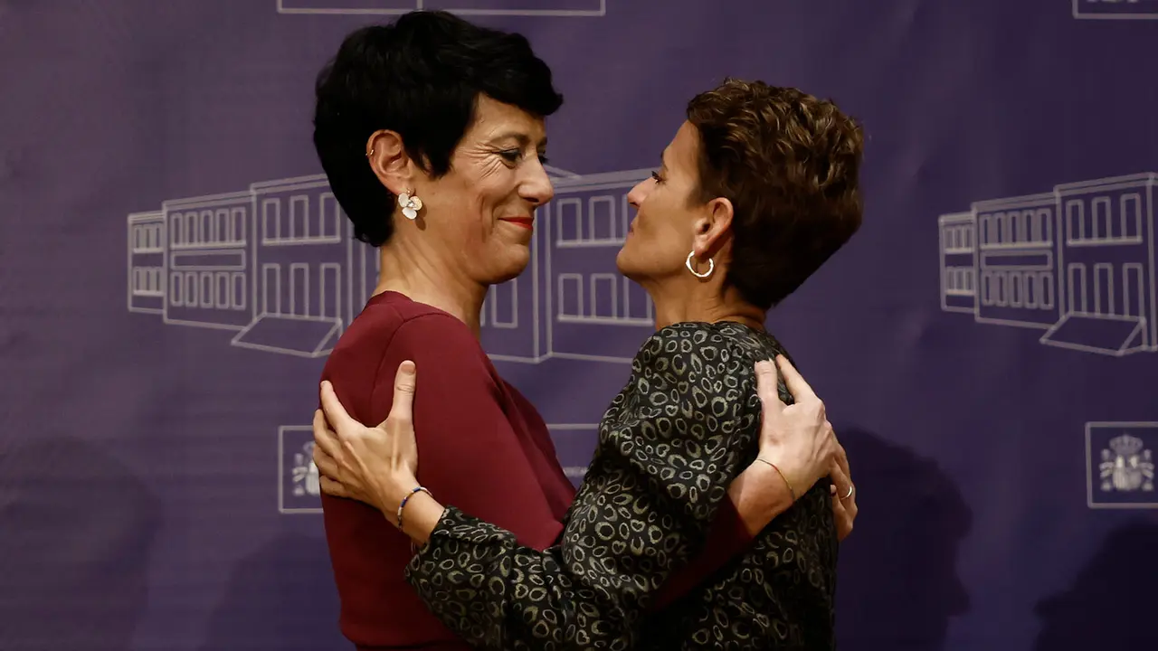 La nueva ministra de Seguridad Social, Elma Saiz, recibe felicitaci&oacute;n de la presidenta de Navarra, Mar&iacute;a Chivite (d). EFE/Sergio P&eacute;rez