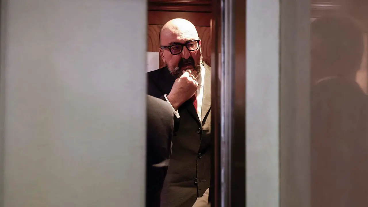 Koldo Garc&iacute;a, que fuera asesor del exministro Jos&eacute; Luis &Aacute;balos, tras comparecer ante la comisi&oacute;n del Senado por su imputaci&oacute;n en la presunta trama de corrupci&oacute;n por la compraventa de mascarillas durante la pandemia, este lunes, en la C&aacute;mara Alta. EFE/ J.J. Guill&eacute;n