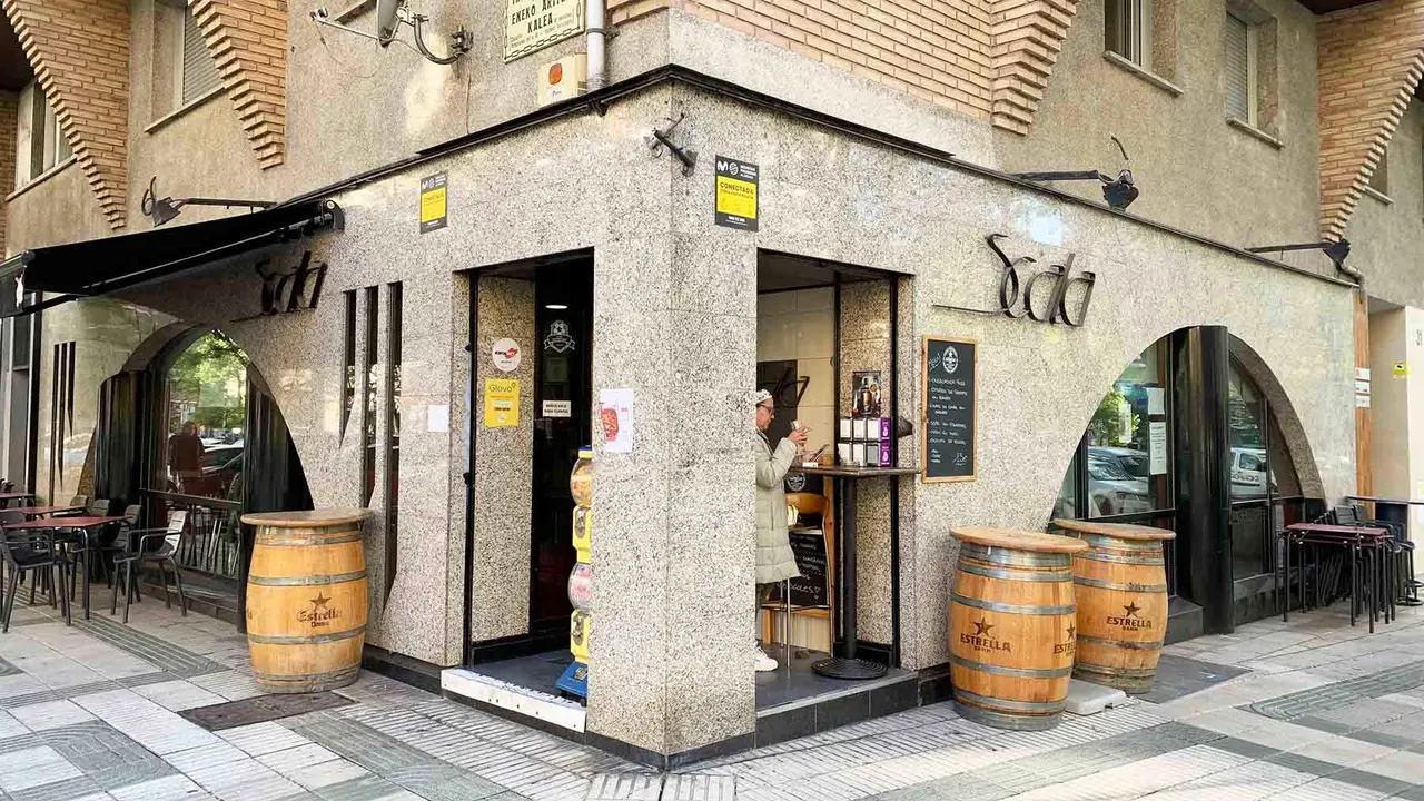 Fachada del bar Scala en la esquina de la calle Seraf&iacute;n Olave 31 de Pamplona. Navarra.com