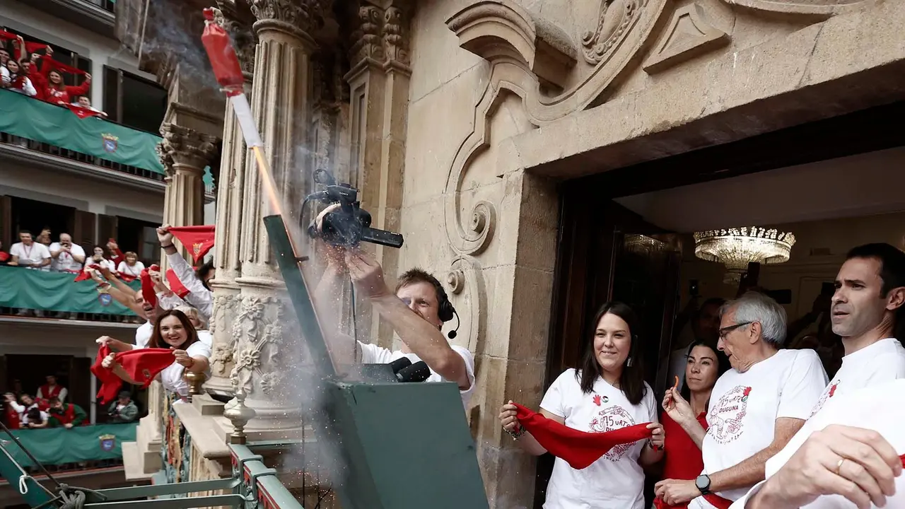 La ciudad española de Pamplona se convierte este sábado en la capital mundial de la fiesta, con el lanzamiento del chupinazo que da inicio a los Sanfermines 2024, hasta dentro de nueve días, cuando se entone el triste 'Pobre de mí'. EFE/Jesús Diges