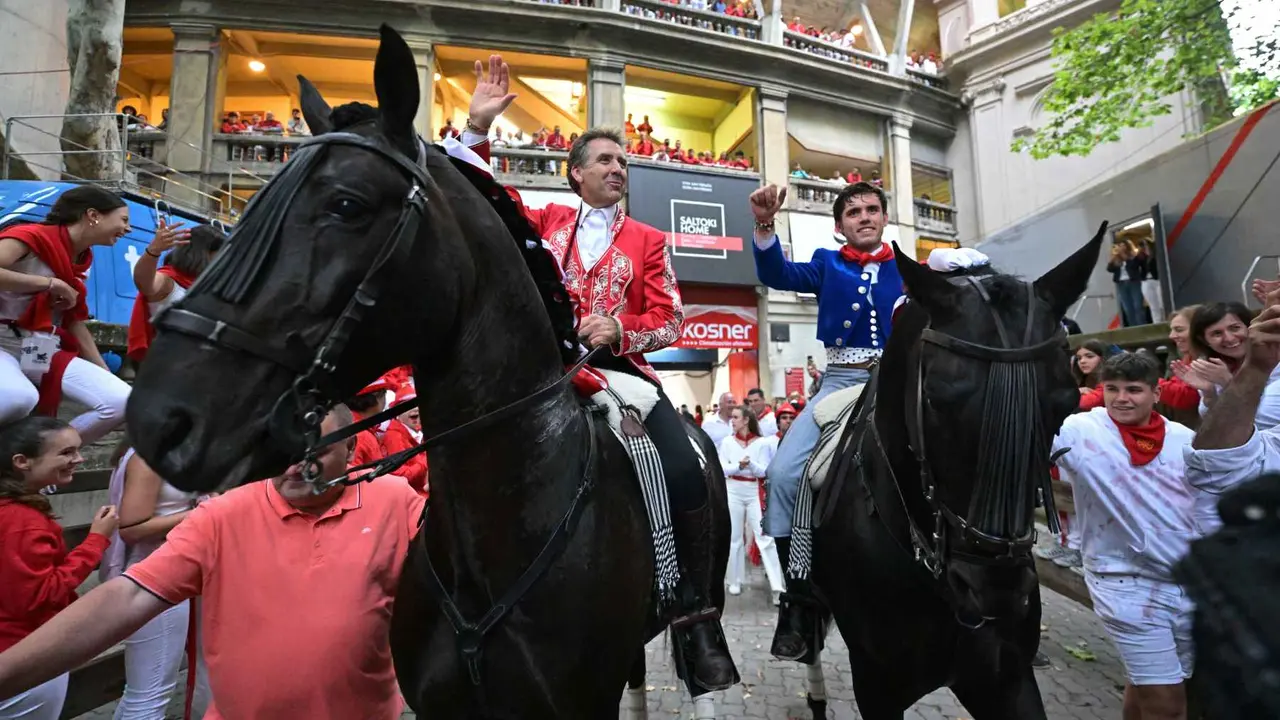 El rejoneador Pablo Hermoso de Mendoza (i), junto a su hijo Guillermo Hermoso de Mendoza (d), salen por la puerta grande de la Plaza de Toros de Pamplona en la segunda de abono de los Sanfermines 2024. EFE/ Daniel Fern&aacute;ndez