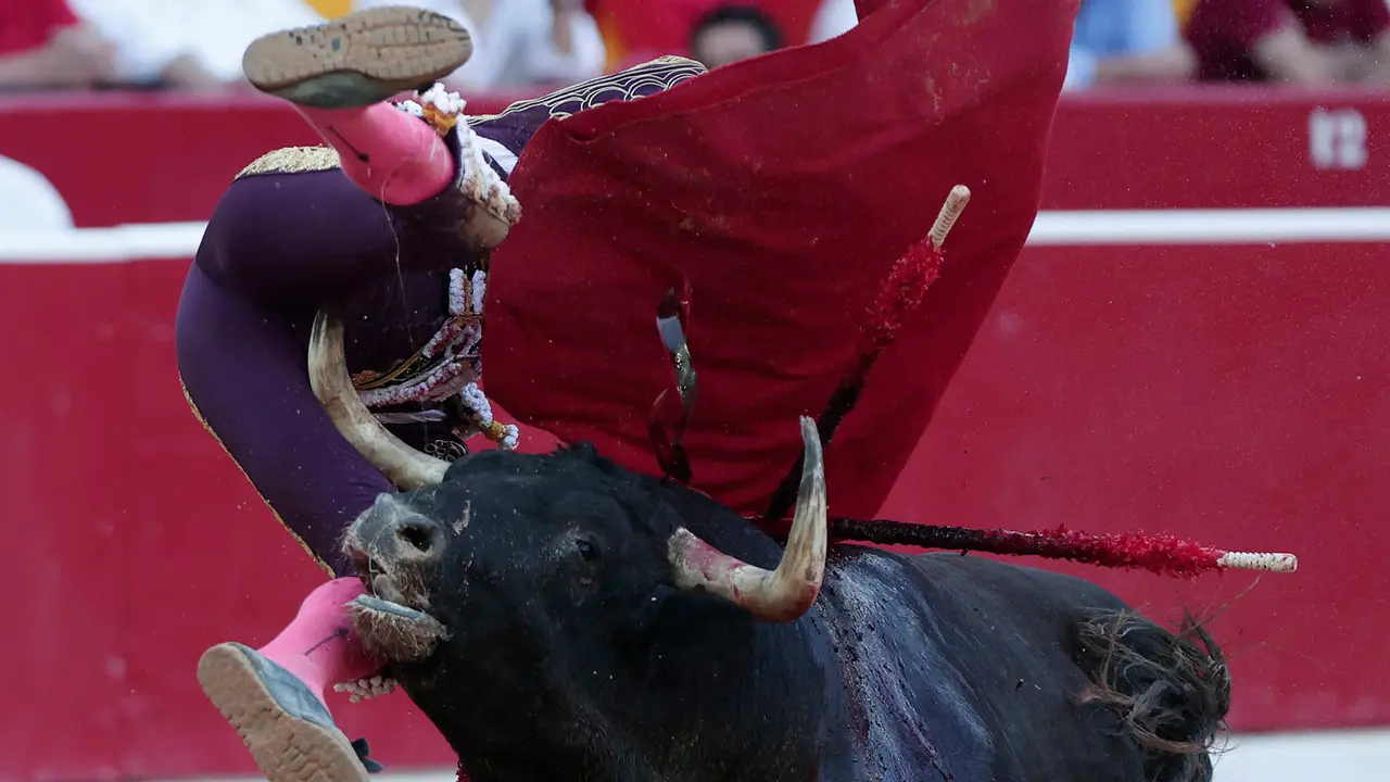 El diestro Borja Jim&eacute;nez es cornado al entrar a matar a su segundo y &uacute;ltimo toro de la tarde en la tercera de abono de la Feria de Toro de los Sanfermines 2024. EFE/Jes&uacute;s Diges