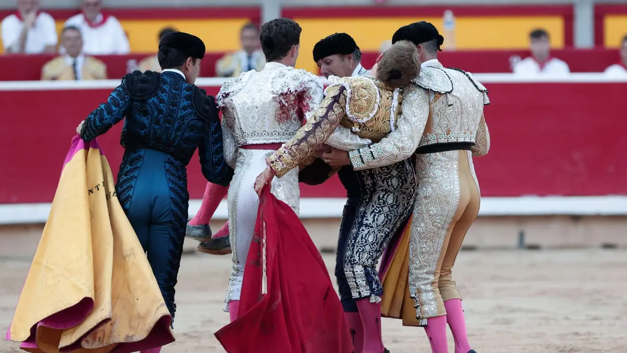 El diestro Borja Jim&eacute;nez es corneado al entrar a matar a su segundo y &uacute;ltimo toro de la tarde en la tercera de abono de la Feria de Toro de los Sanfermines 2024. EFE/Jes&uacute;s Diges