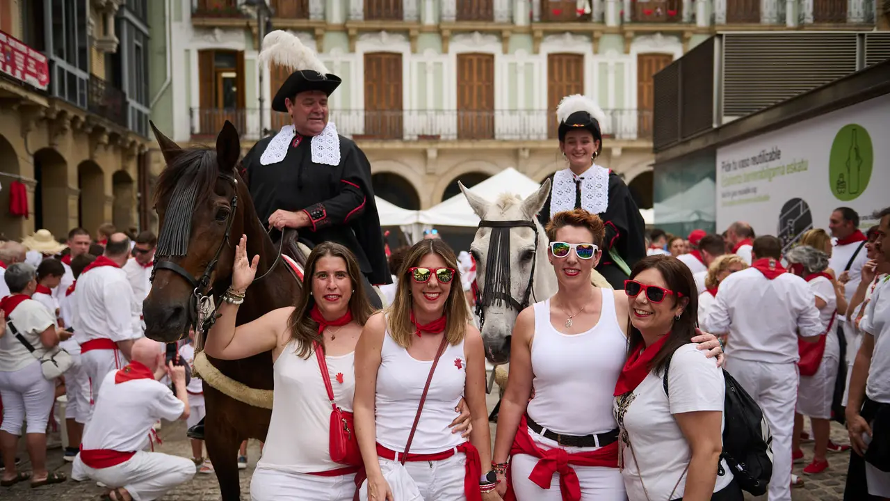Las mulillas recorren la parte vieja de Pamplona de camino a la Plaza de Toros para una de las  corridas de San Ferm&iacute;n 2024. PABLO LASAOSA
